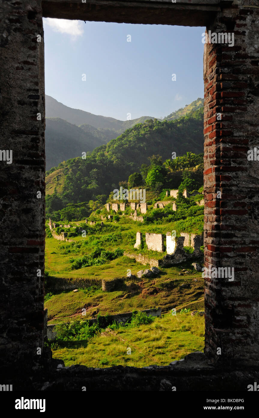 Nella finestra le rovine di Sans Souci Palace, Milot, nord di Haiti Foto Stock