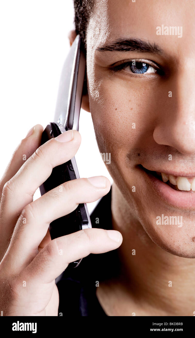 Felice giovane ragazzo parlando al cellulare isolato su sfondo bianco Foto Stock