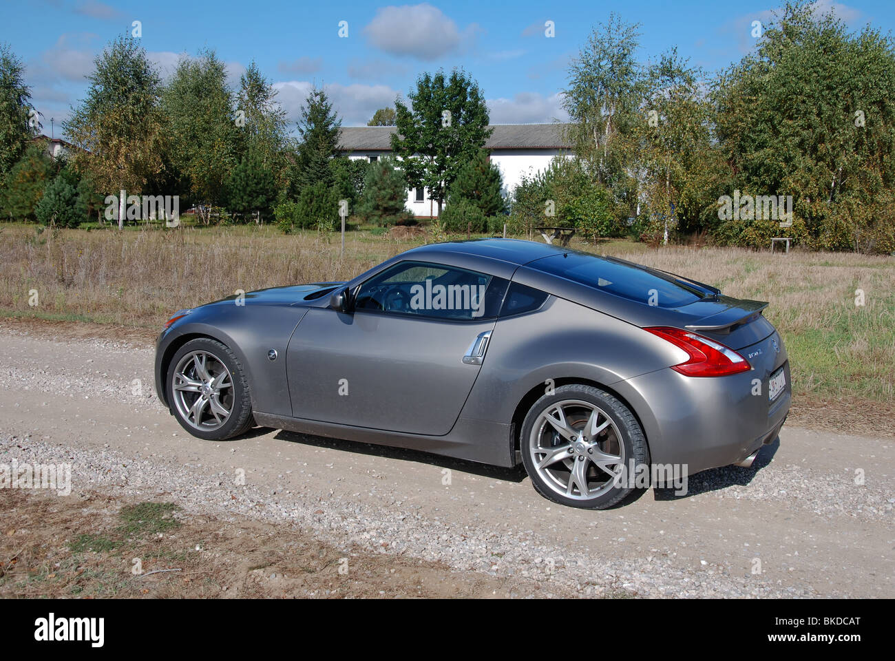 Nissan 370Z - 2009 - colore grigio metallico - due porte (2D) - Giappone popolare sport coupe - sulla strada di ghiaia Foto Stock