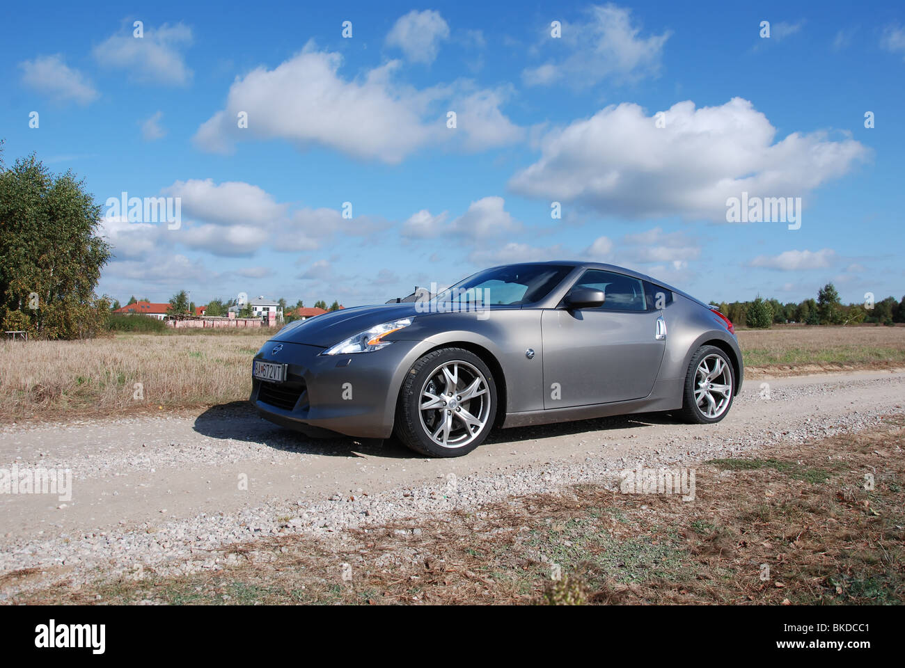Nissan 370Z - 2009 - colore grigio metallico - due porte (2D) - Giappone popolare sport coupe - sulla strada di ghiaia Foto Stock