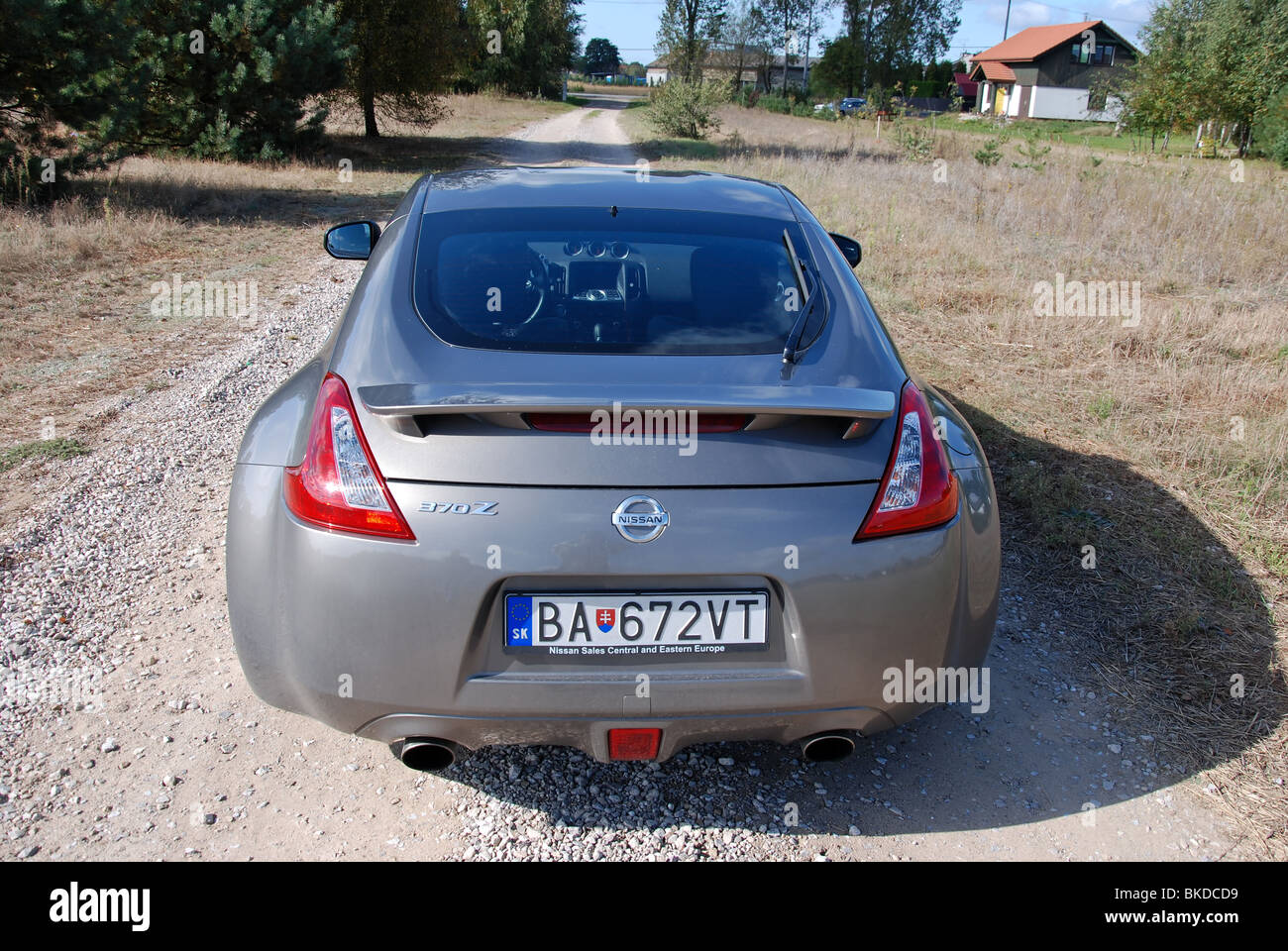 Nissan 370Z - 2009 - colore grigio metallico - due porte (2D) - Giappone popolare sport coupe - sulla strada di ghiaia Foto Stock