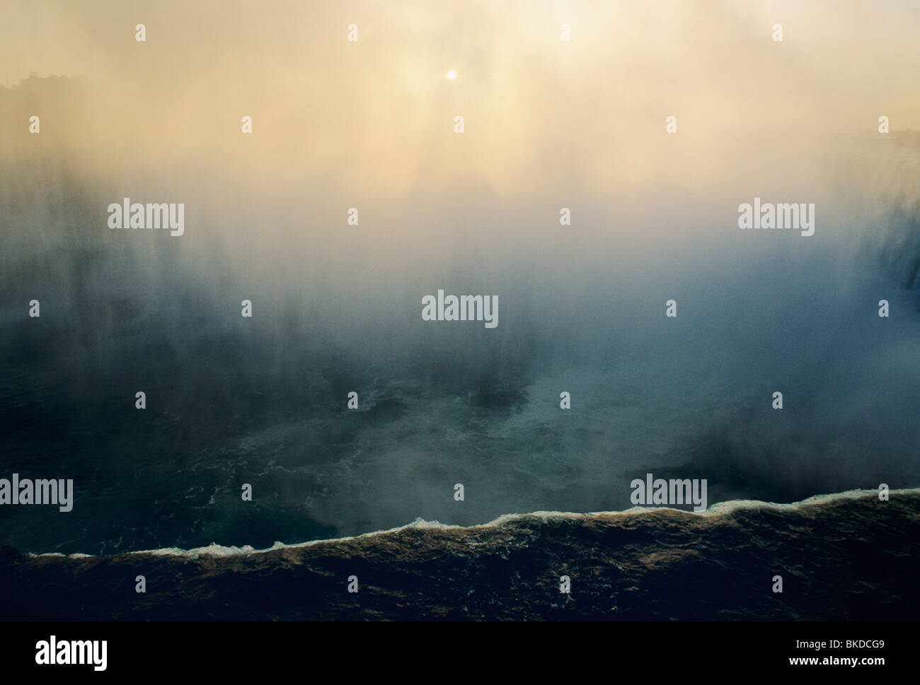 Stati Uniti d'America, New York, Niagara Falls, Horseshoe Falls a sunrise, dal lato canadese. Foto Stock