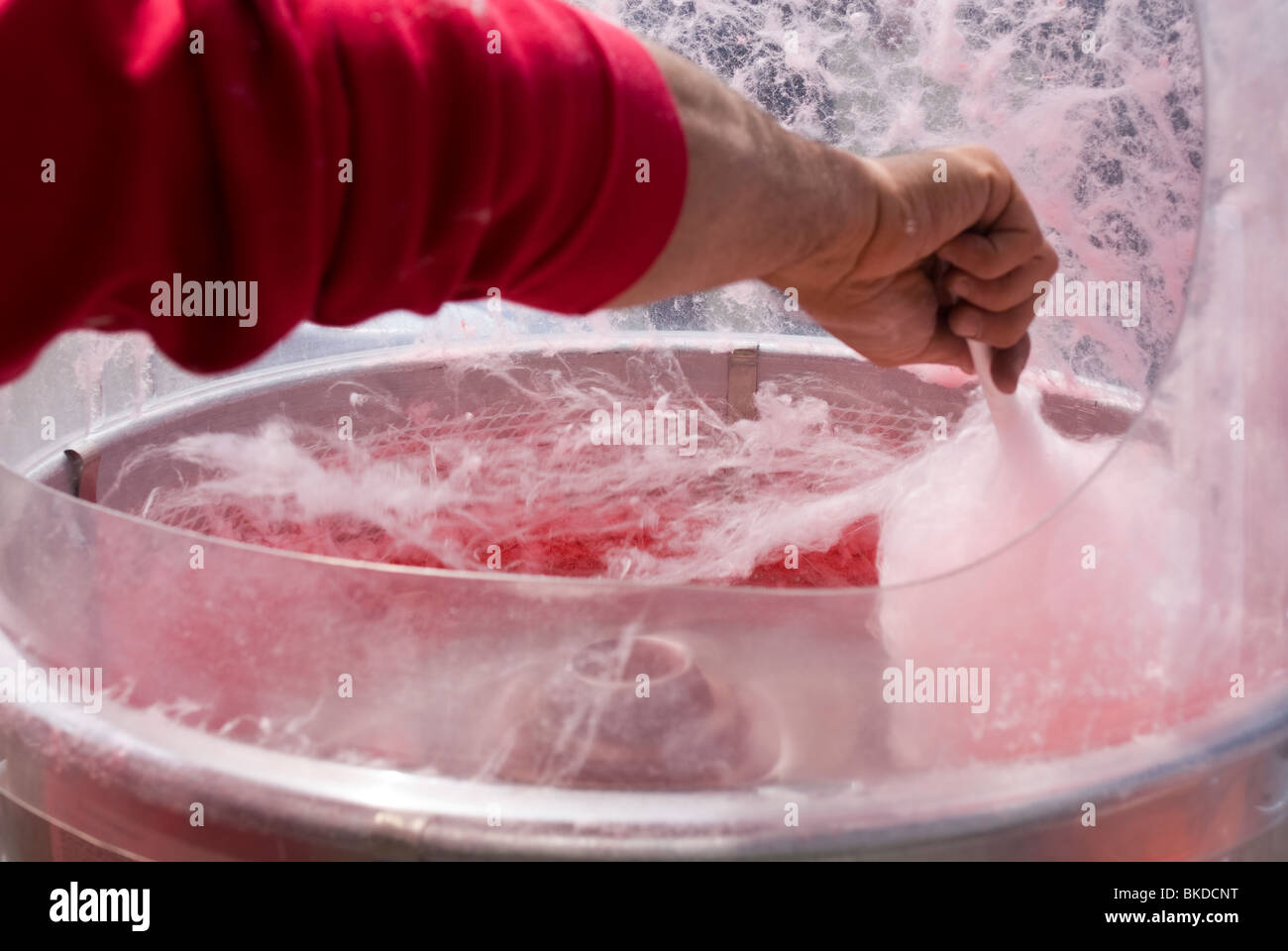 Un venditore emette un ordine di caramella di cotone ad una fiera di strada di New York domenica 18 aprile, 2010. (© Richard B. Levine) Foto Stock