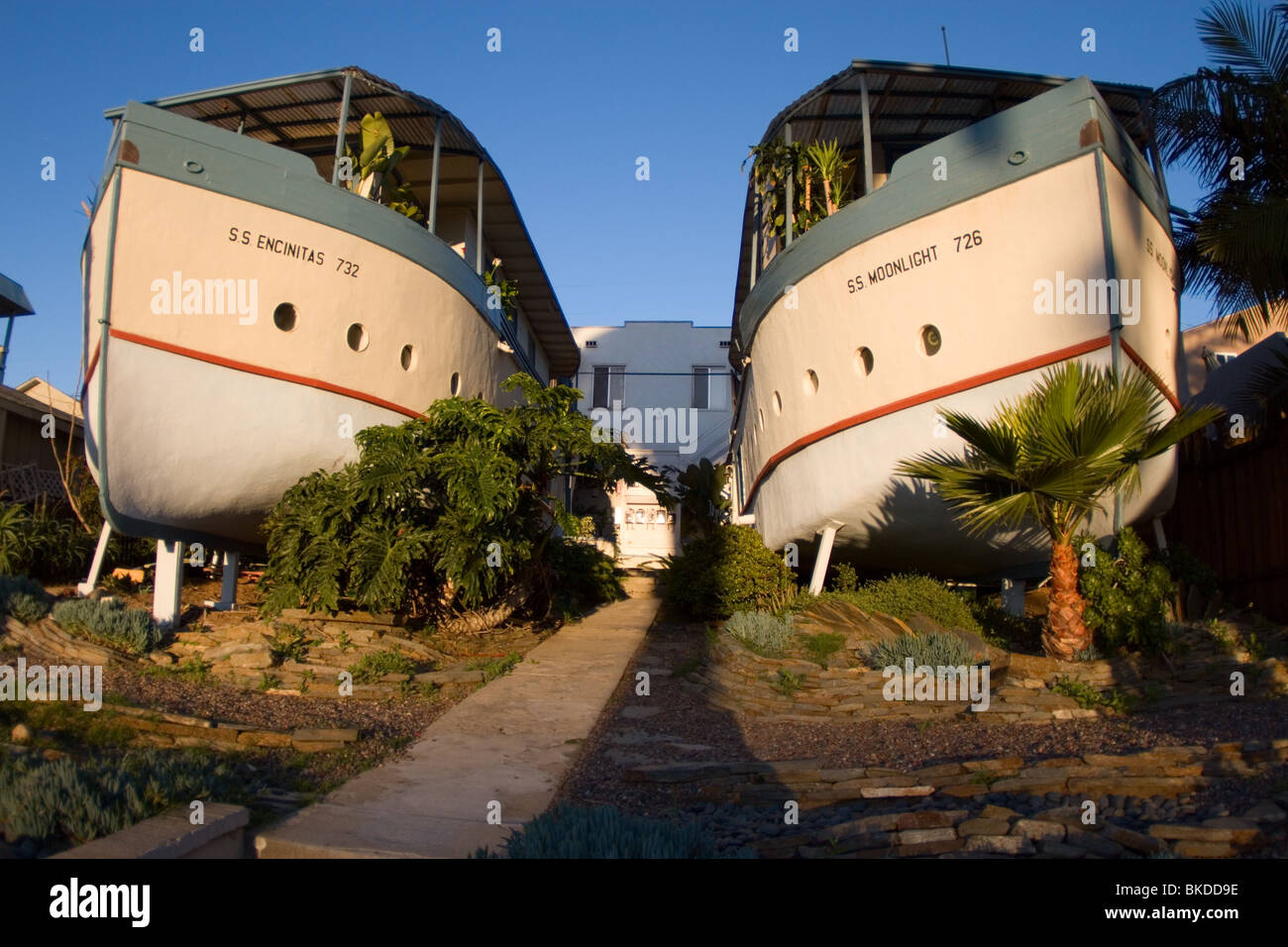 La famosa imbarcazione case portare il locale cultura oceano di strade di Encinitas. Foto Stock