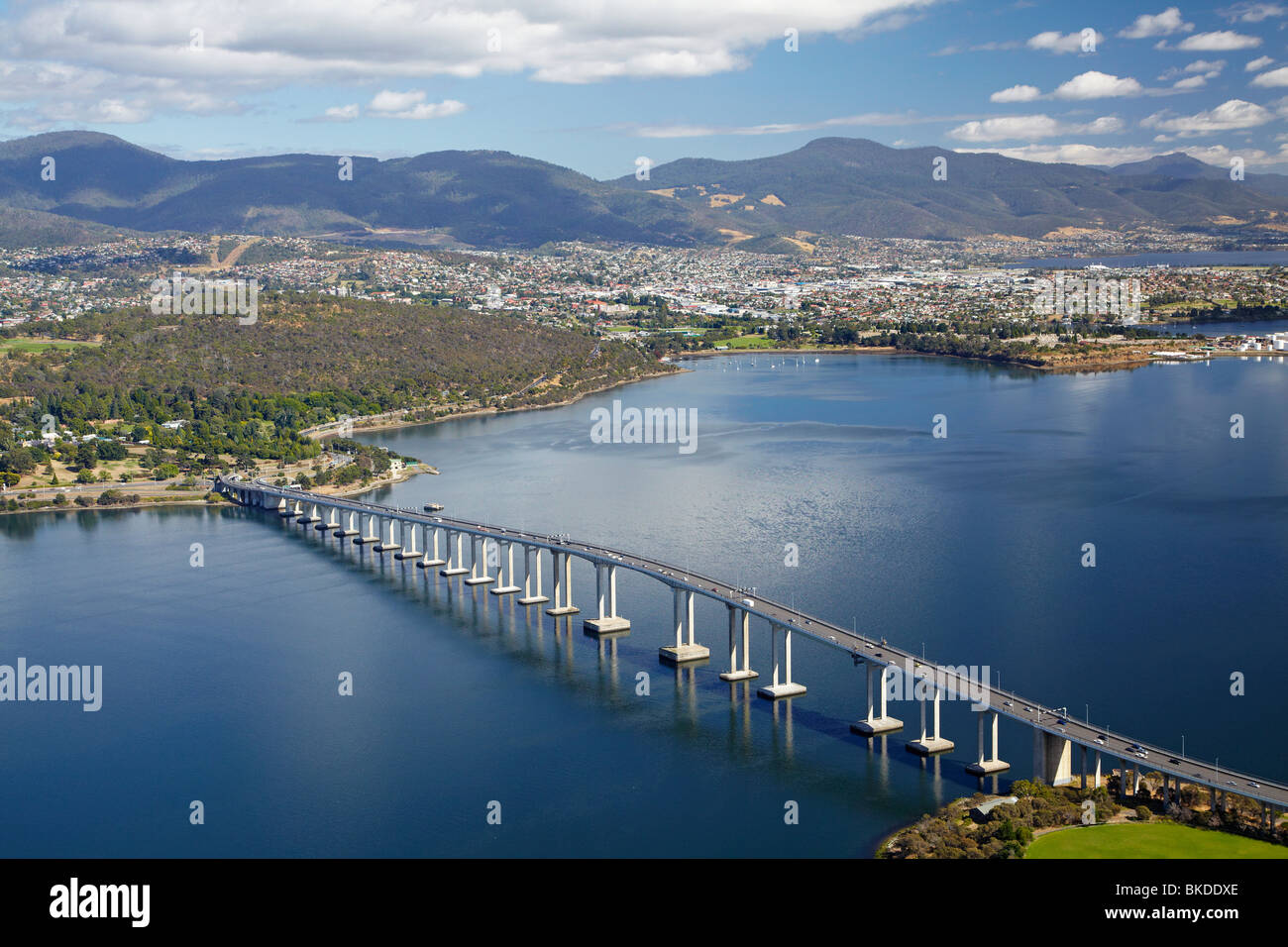 Fiume Derwent e ponte Tasman, Hobart, Tasmania, Australia - aerial Foto Stock