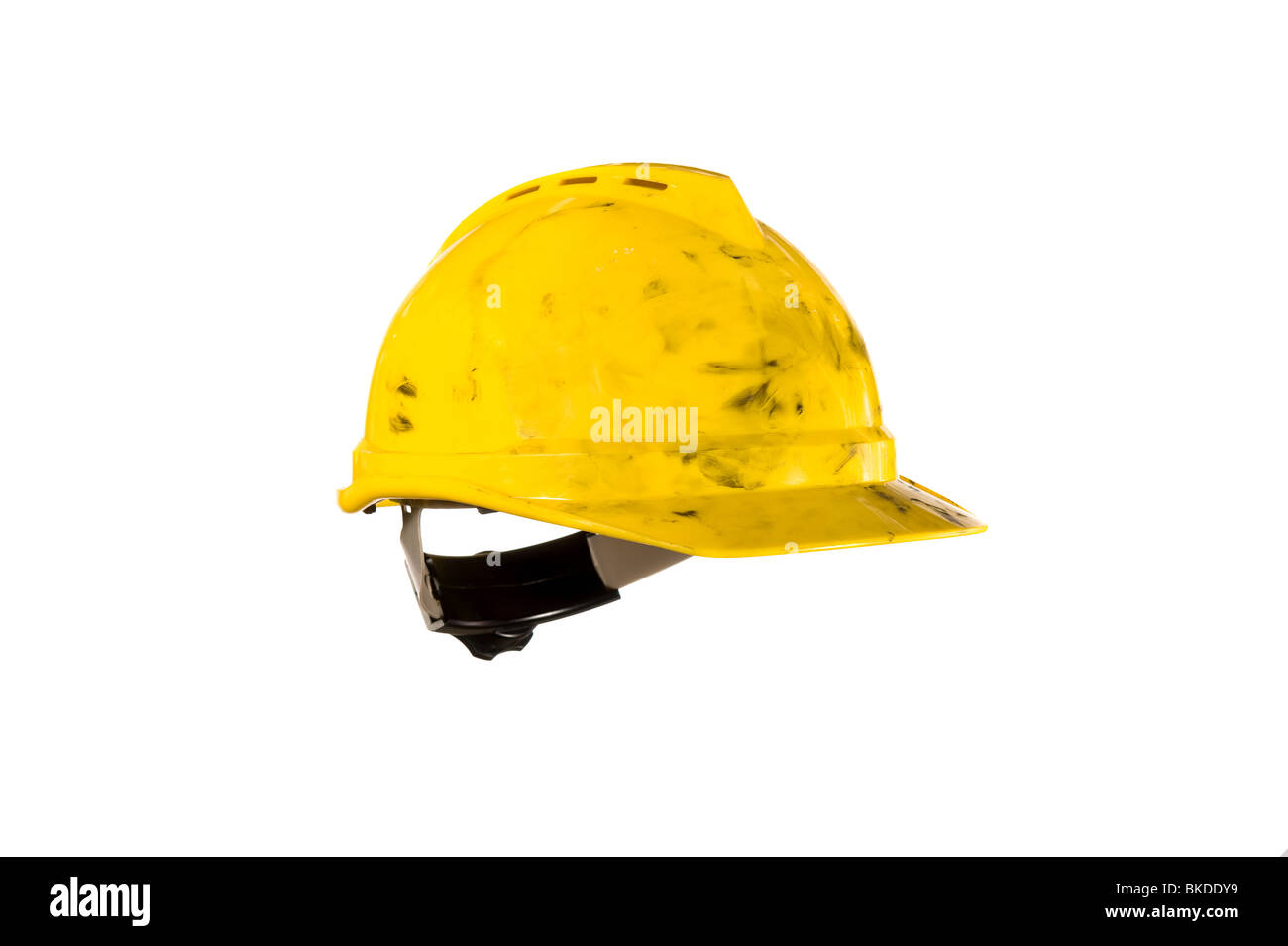 Una sporca casco giallo isolato su bianco Foto Stock