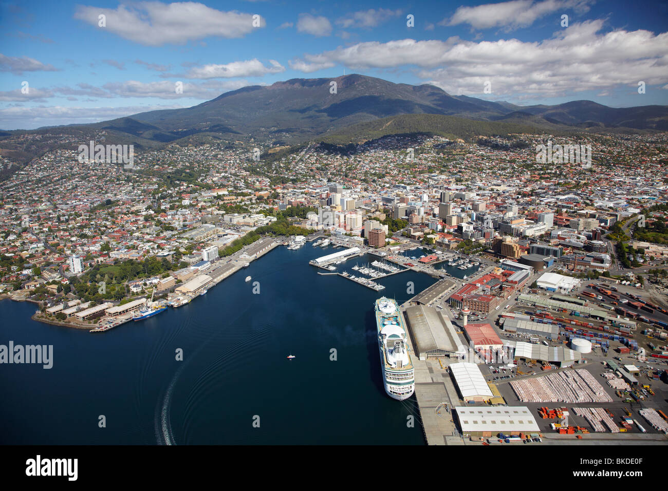 La nave di crociera, Sullivans Cove, Hobart, e Mt Wellington, Tasmania, Australia - aerial Foto Stock