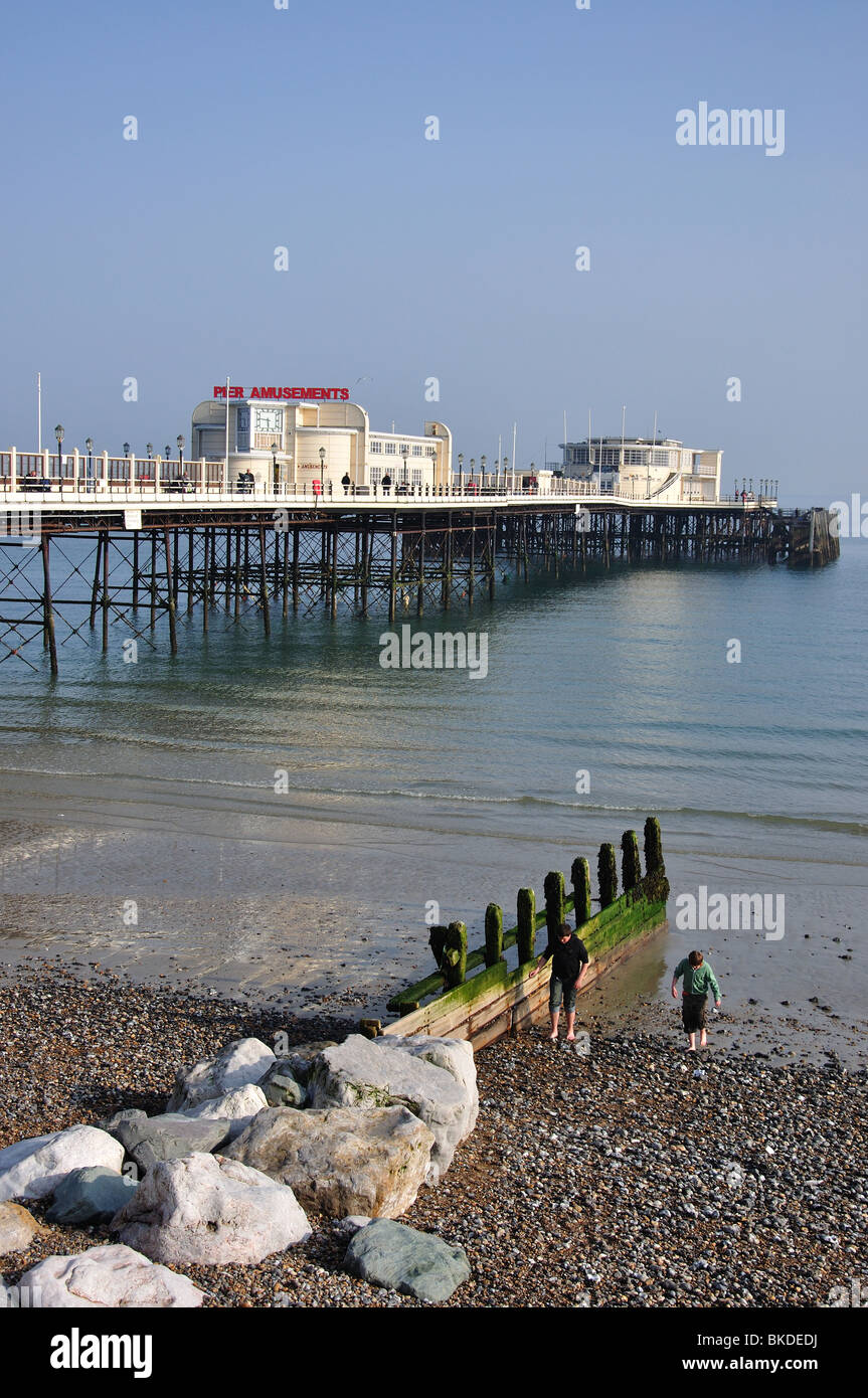 Worthing Pier al tramonto, Worthing, West Sussex, in Inghilterra, Regno Unito Foto Stock