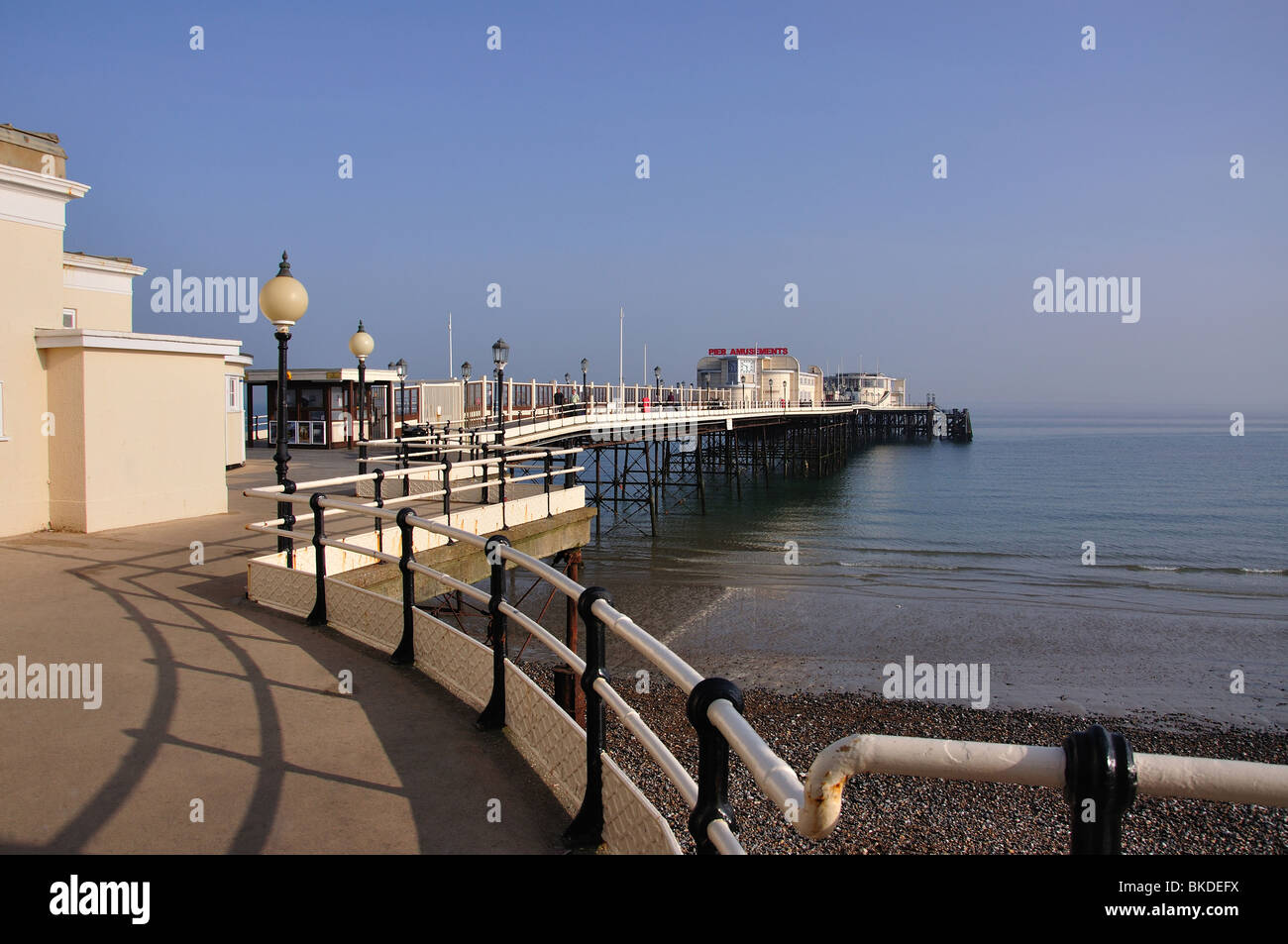 Worthing Pier al tramonto, Worthing, West Sussex, in Inghilterra, Regno Unito Foto Stock
