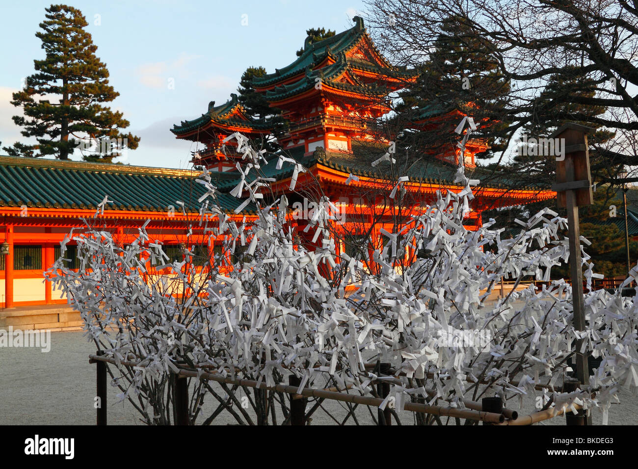 Una vista del Santuario Heian nel centro di Kyoto all'ora d'oro Foto Stock