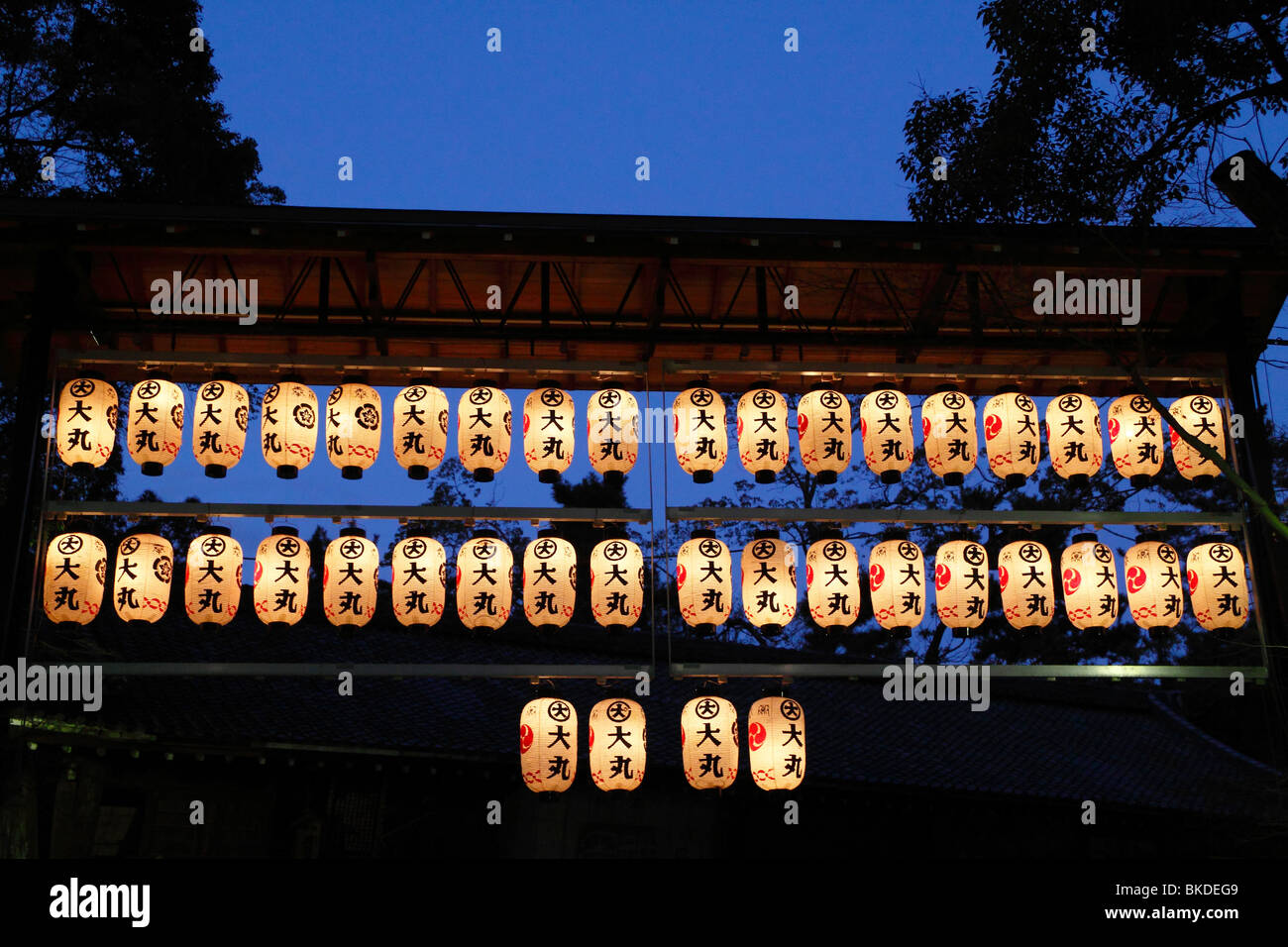 Una vista della tradizionale giapponese le luci sulla porta al santuario Yasaka in Kyoto quartiere Gion prese al tramonto. Foto Stock