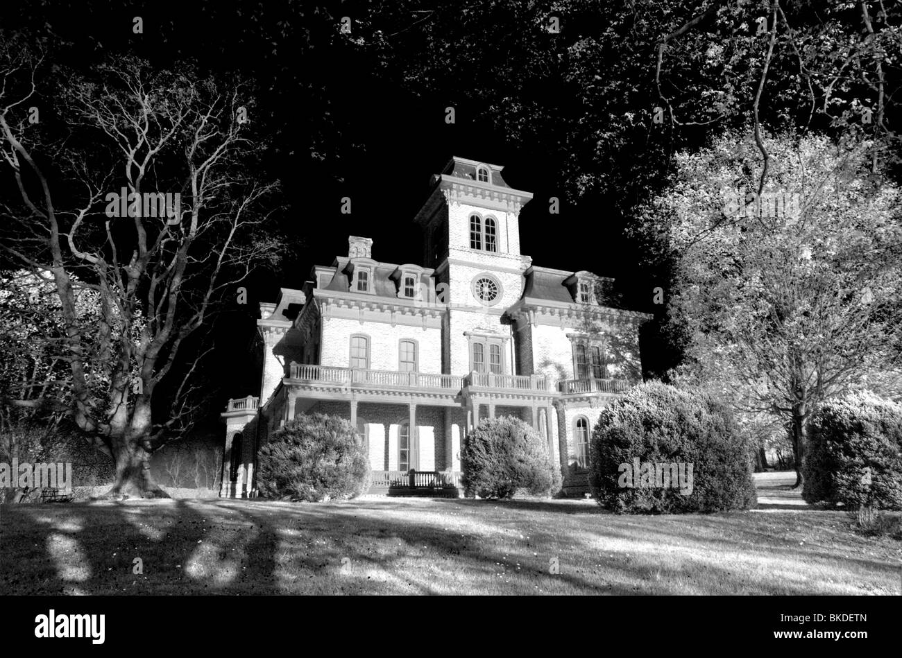 Un incandescente Antebellum Victorian House su un pauroso giorno buio. Ciò che il pericolo si annida dentro? Foto di Darrell giovani. Foto Stock