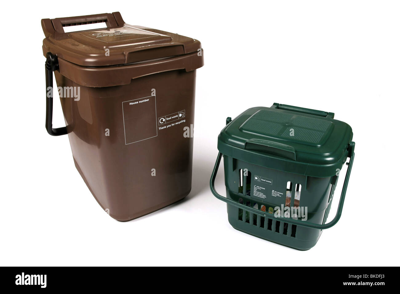 Un marrone e verde di rifiuti alimentari i bidoni di riciclaggio contro uno sfondo bianco Foto Stock