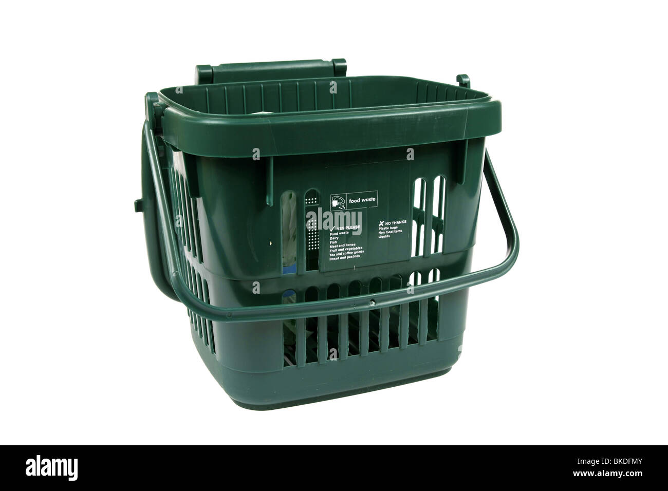 Un cibo verde del riciclo dei rifiuti bidone della spazzatura per uso in cucina contro uno sfondo bianco Foto Stock