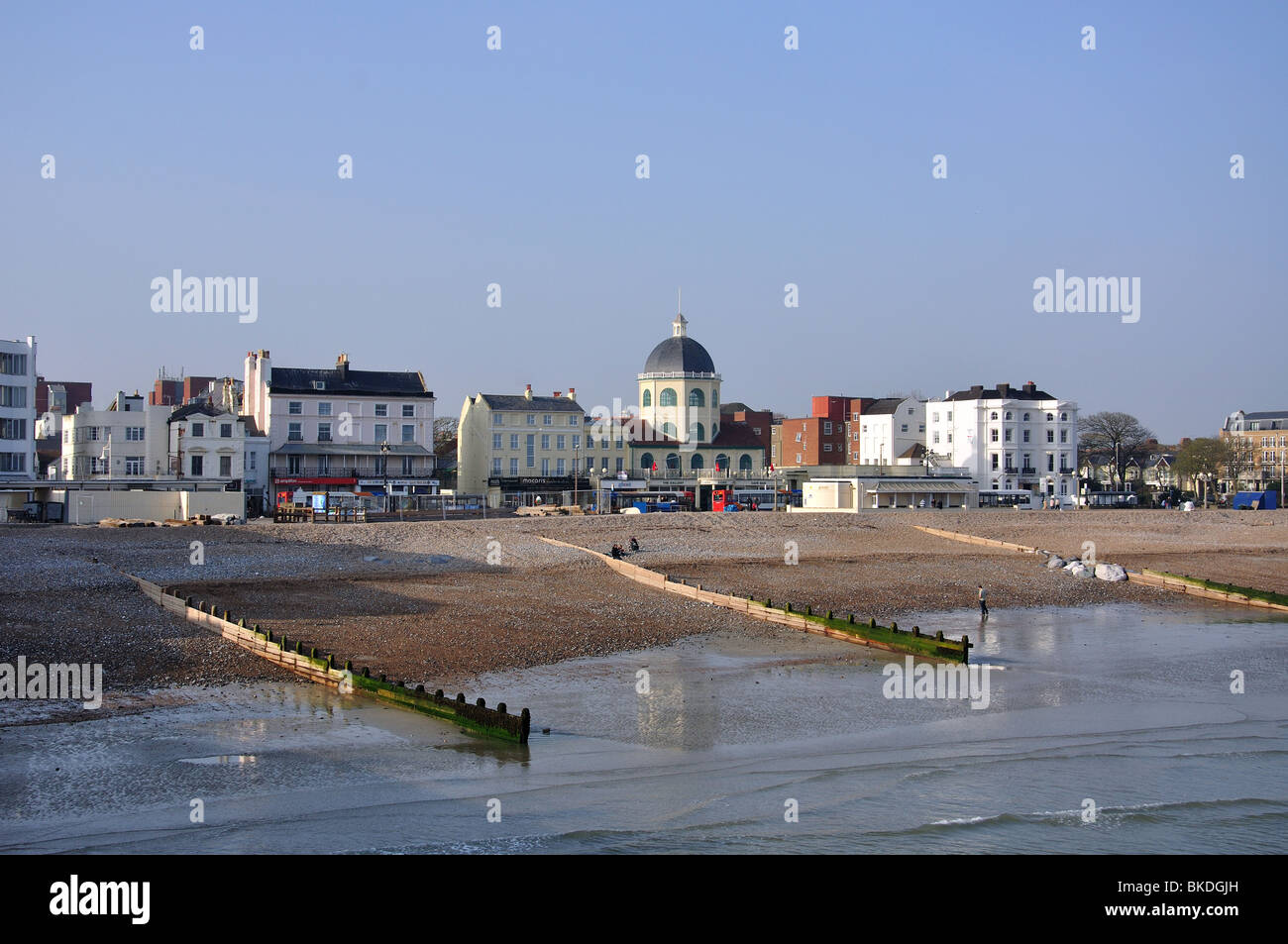 Spiaggia e vista sulla città da Worthing Pier, Worthing, West Sussex, in Inghilterra, Regno Unito Foto Stock