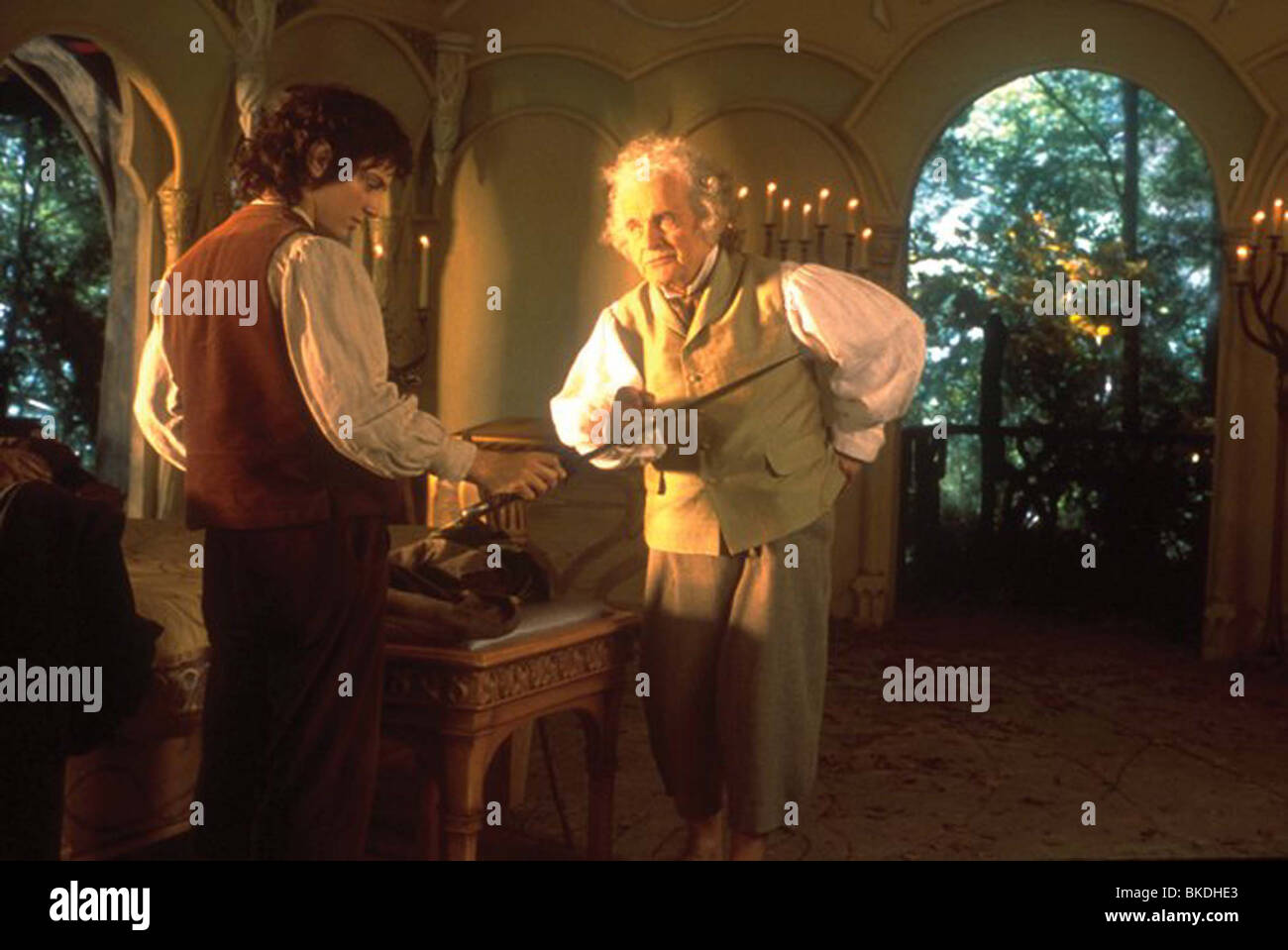Il Signore degli Anelli: La compagnia dell'anello (2001) Elia legno, Frodo  Baggins, IAN HOLM, Bilbo Baggins CDA 002-29 Foto stock - Alamy