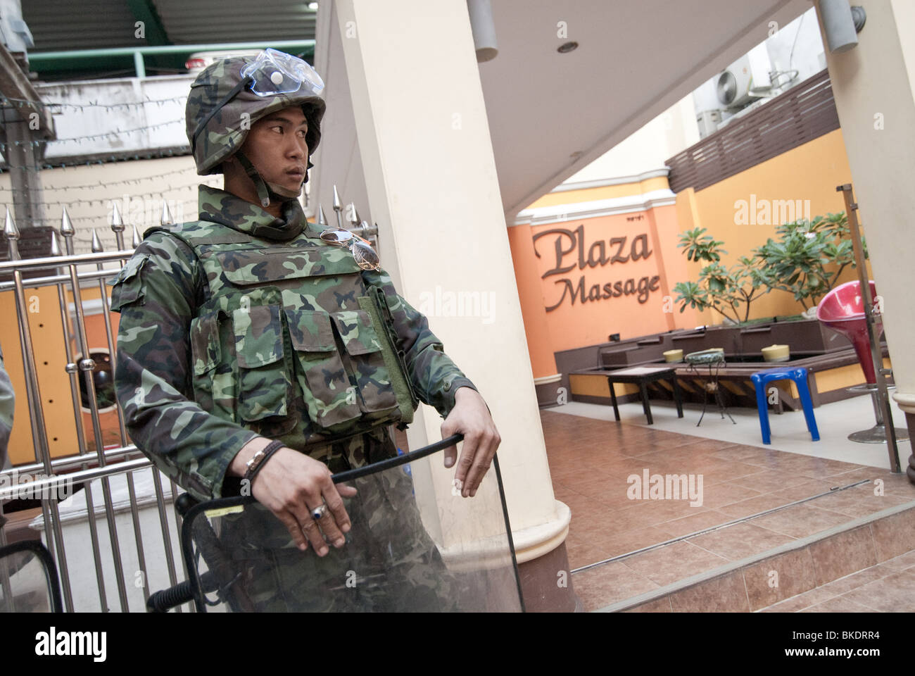 L'esercito thailandese di pattuglie centrale di Bangkok e affronta Maglietta rossa manifestanti occupano il quartiere dello shopping. Foto Stock