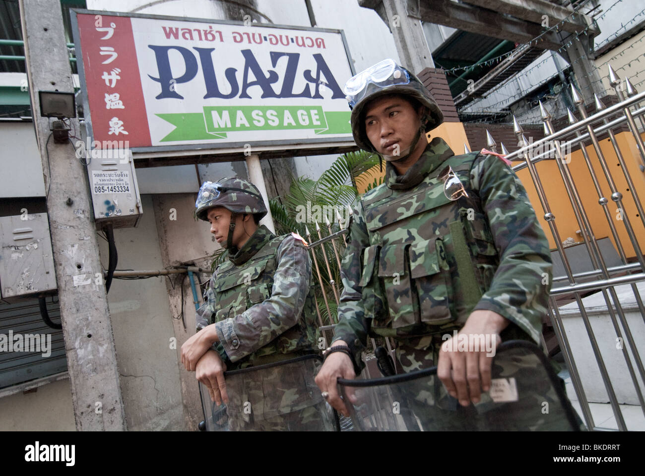 L'esercito thailandese di pattuglie centrale di Bangkok e affronta Maglietta rossa manifestanti occupano il quartiere dello shopping. Foto Stock