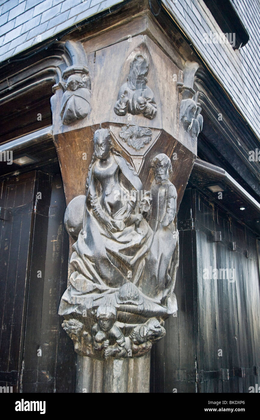 Legno scolpito sulla statua di casa a Tours in Francia Foto Stock