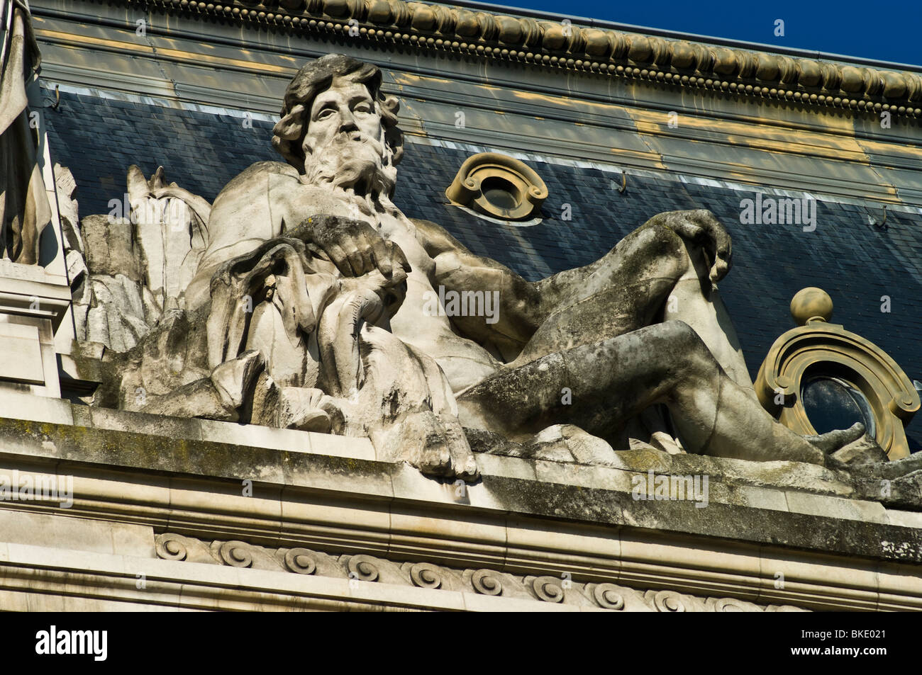 Statua sul tetto del municipio di Tours, Francia Foto Stock