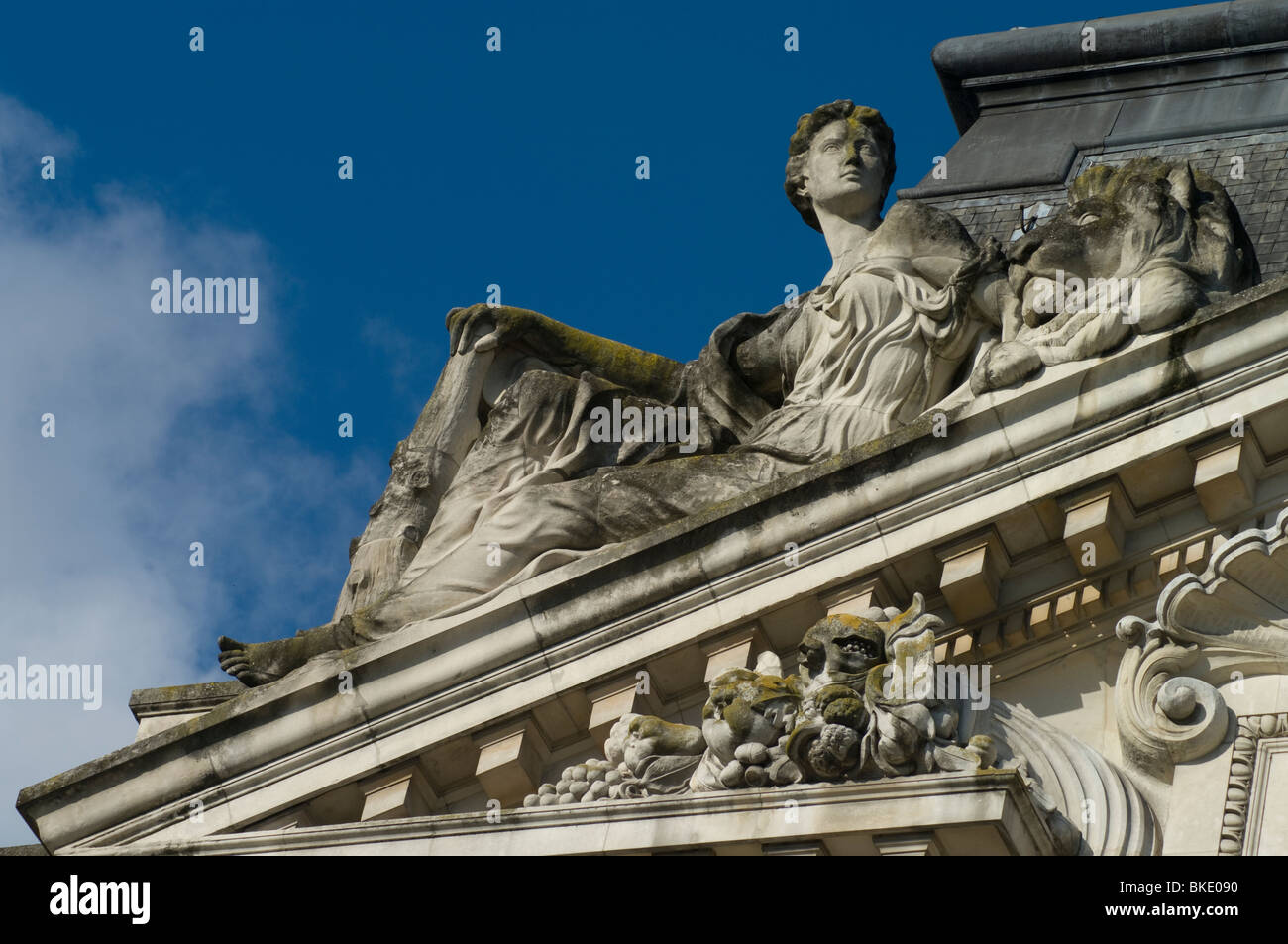 Statua sul tetto del municipio di Tours, Francia Foto Stock
