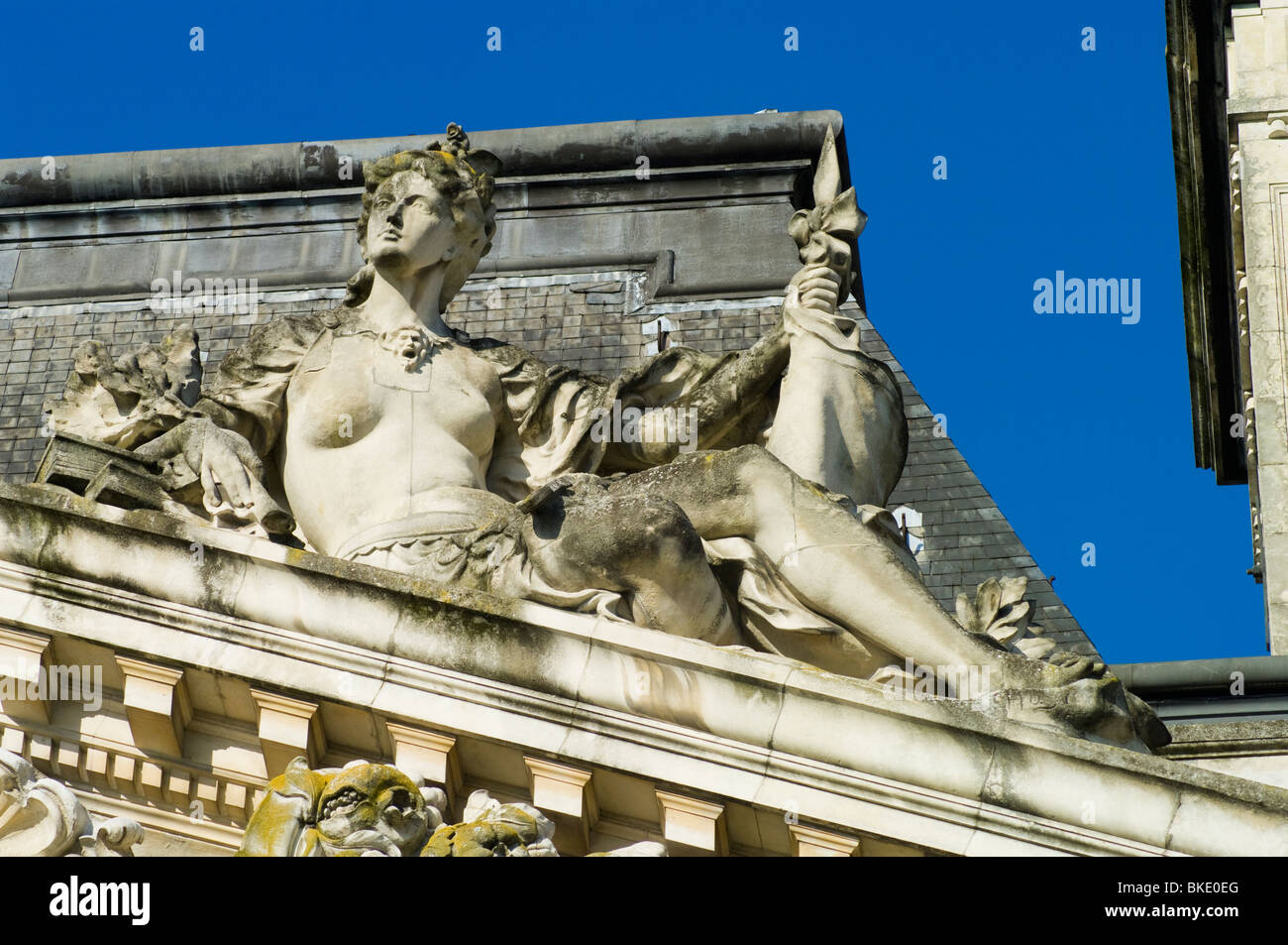Statua sul tetto del municipio di Tours, Francia Foto Stock