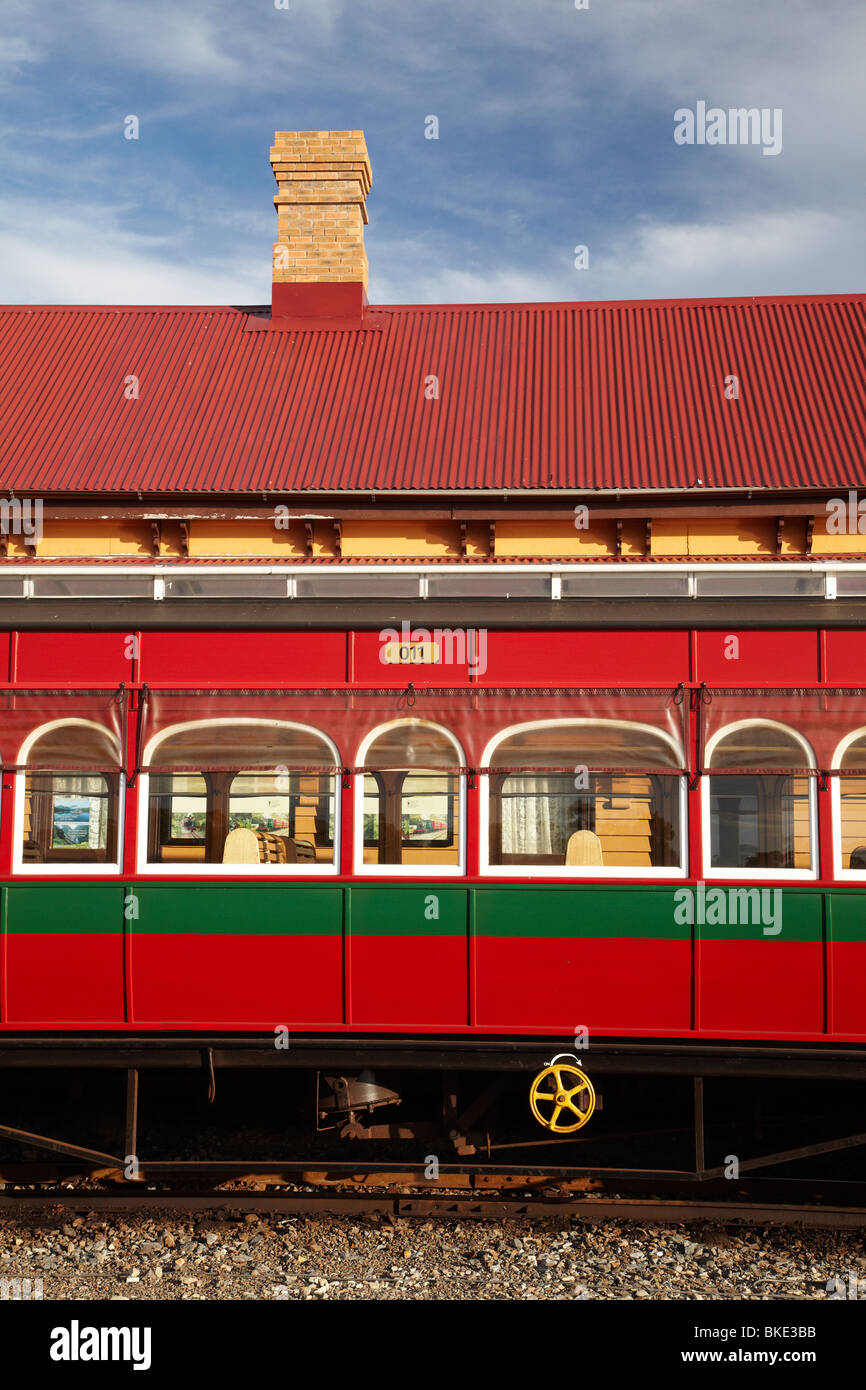 Trasporto passeggeri da West Coast Wilderness treno alla stazione ferroviaria, punto di regata, Strahan, Western Tasmania, Australia Foto Stock