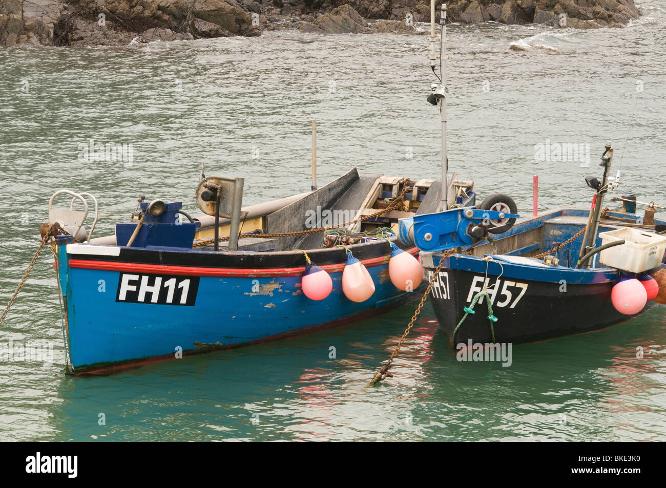 Piccole barche da pesca nel porto di Coverack sulla penisola di Lizard Cornwall Inghilterra Occidentale Foto Stock Piccole barche da pesca nel porto di Coverack sulla penisola di Lizard Cornwall Inghilterra Occidentale Foto Stock