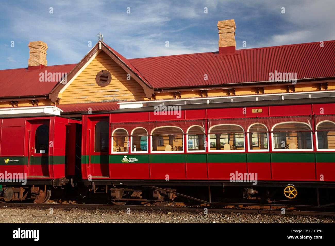 Trasporto passeggeri da West Coast Wilderness treno alla stazione ferroviaria, punto di regata, Strahan, Western Tasmania, Australia Foto Stock