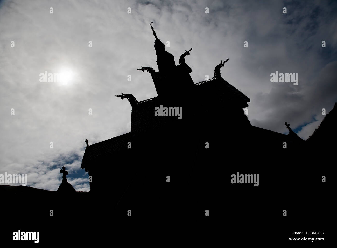 Spooky doga chiesa Borgund Norvegia Foto Stock