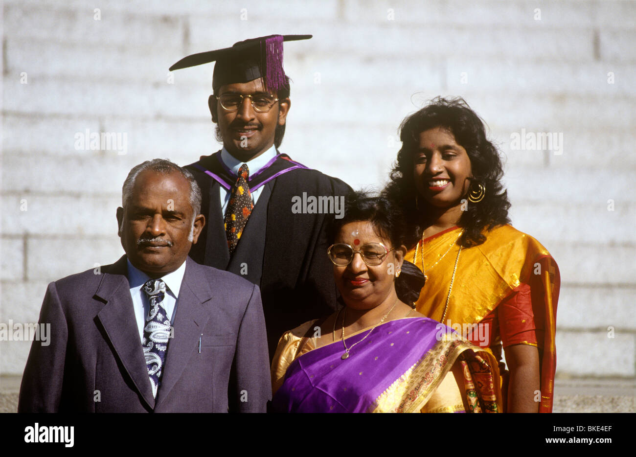 Regno Unito, Inghilterra, Hampshire, Portsmouth, Guildhall passi overseas student in posa per la laurea souvenir snap Foto Stock