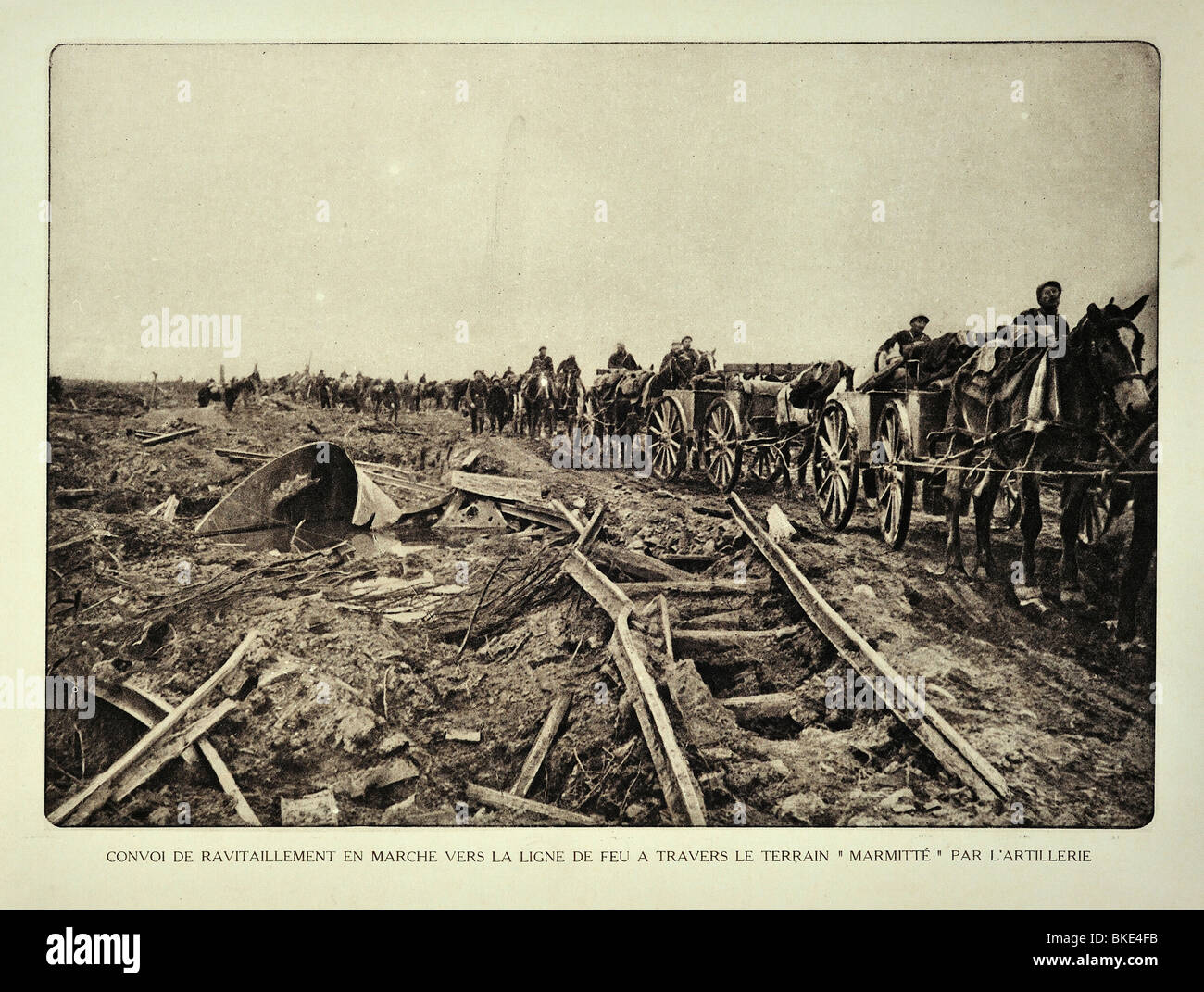 WW1 alimentazione convoglio voce per il campo di battaglia attraverso bombardati terreno nelle Fiandre Occidentali durante la Prima Guerra Mondiale uno, Belgio Foto Stock