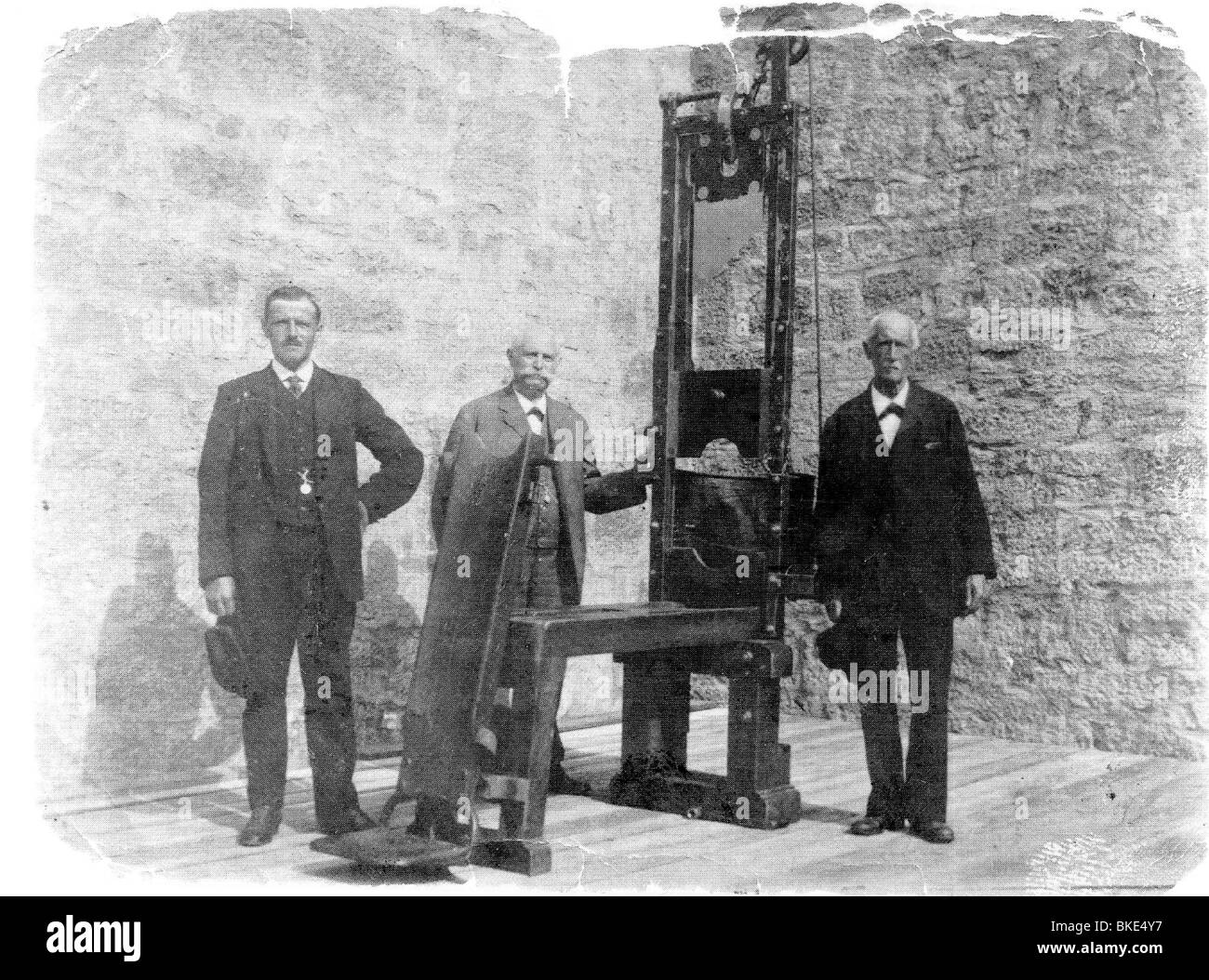 Giustizia, sistema penitenziario, decapitazione, carnefice Franz Xaver Reichhart con assistenti, con ghigliottina, prigione di Stadelheim, Monaco, Germania, circa 1910, Foto Stock