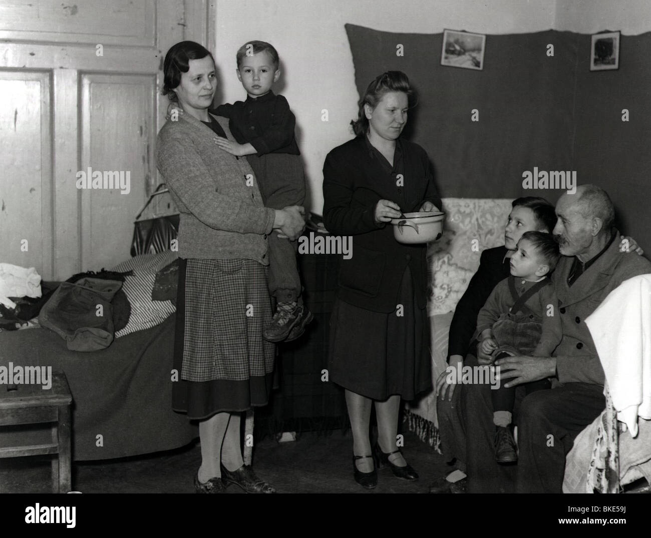 Periodo del dopoguerra, miseria, carenza di alloggi, famiglia di rifugiati nelle caserme di Luitpold, Monaco di Baviera, 1951, Foto Stock