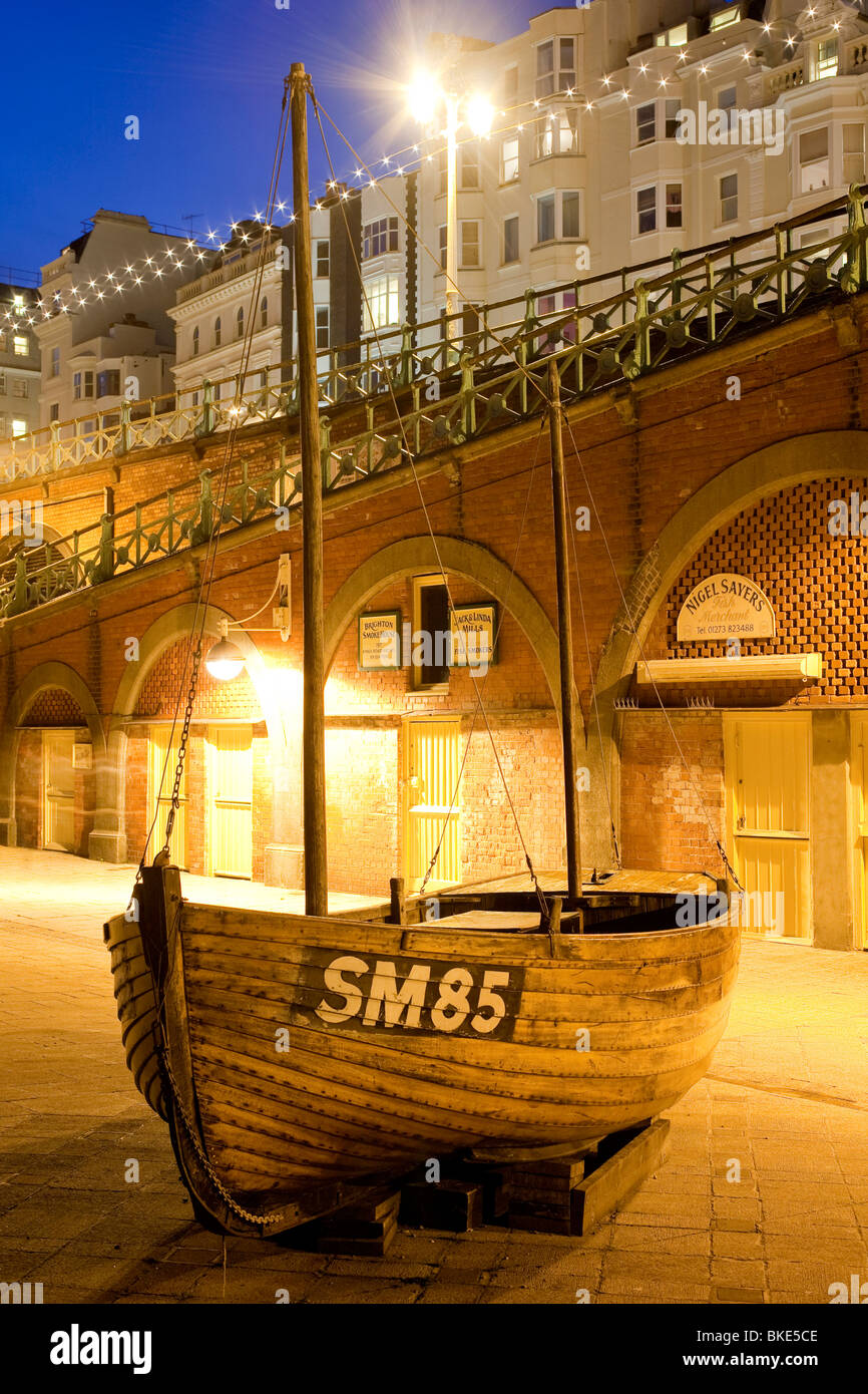 Barca da pesca sul lungomare di Brighton al crepuscolo. Foto Stock