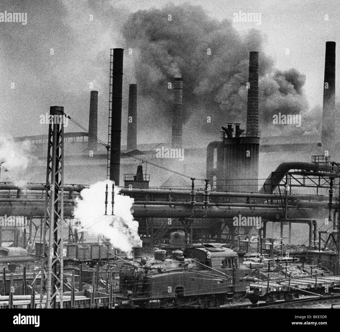 industria, fabbrica, 20th secolo, storico, storico, fumi, fumo denso, inquinamento ambientale, inquinamento dell'ambiente, locomotiva, loco, camino, camini, impianto industriale, impianti industriali, economia, Foto Stock