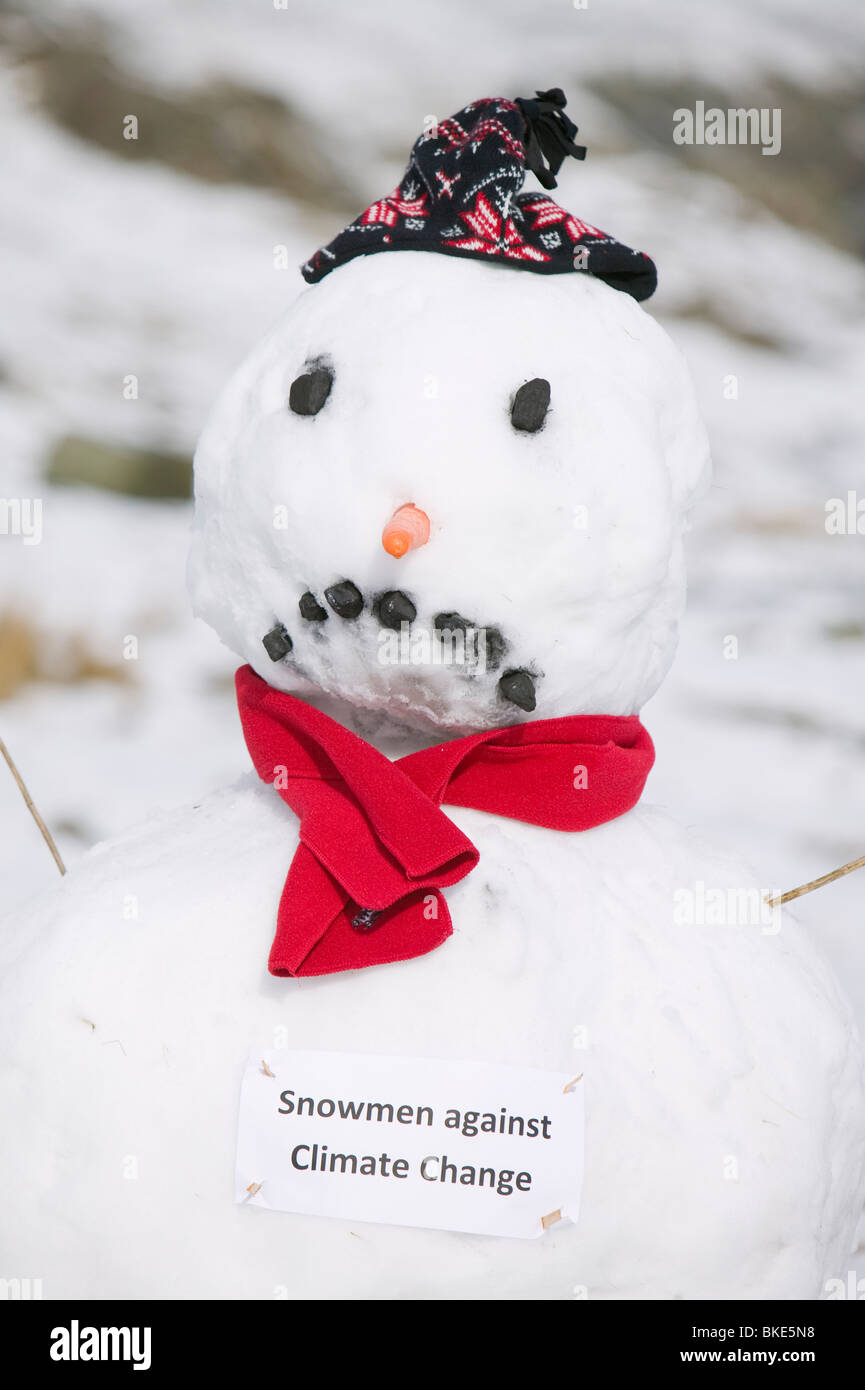 Un pupazzo di neve che protestavano contro il cambiamento climatico su Wrynose Pass nel distretto del lago REGNO UNITO Foto Stock