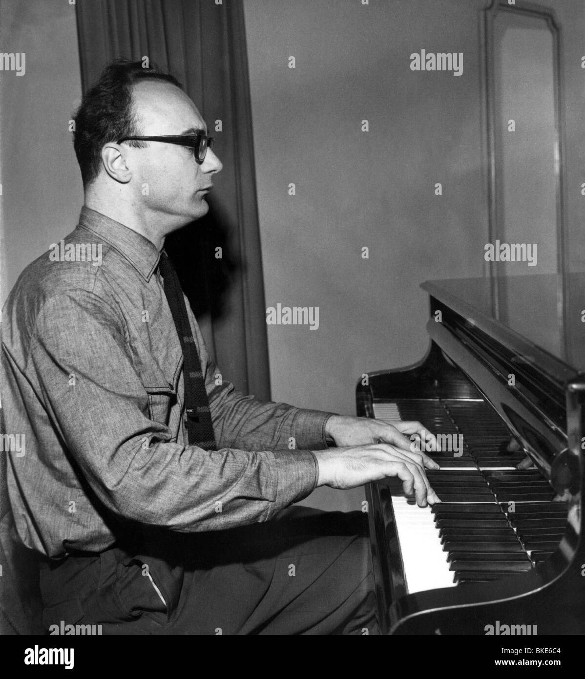 Brendel, Alfred, * 5.1.1931, pianista austriaco di mezza lunghezza, al pianoforte, circa 1950s, Foto Stock