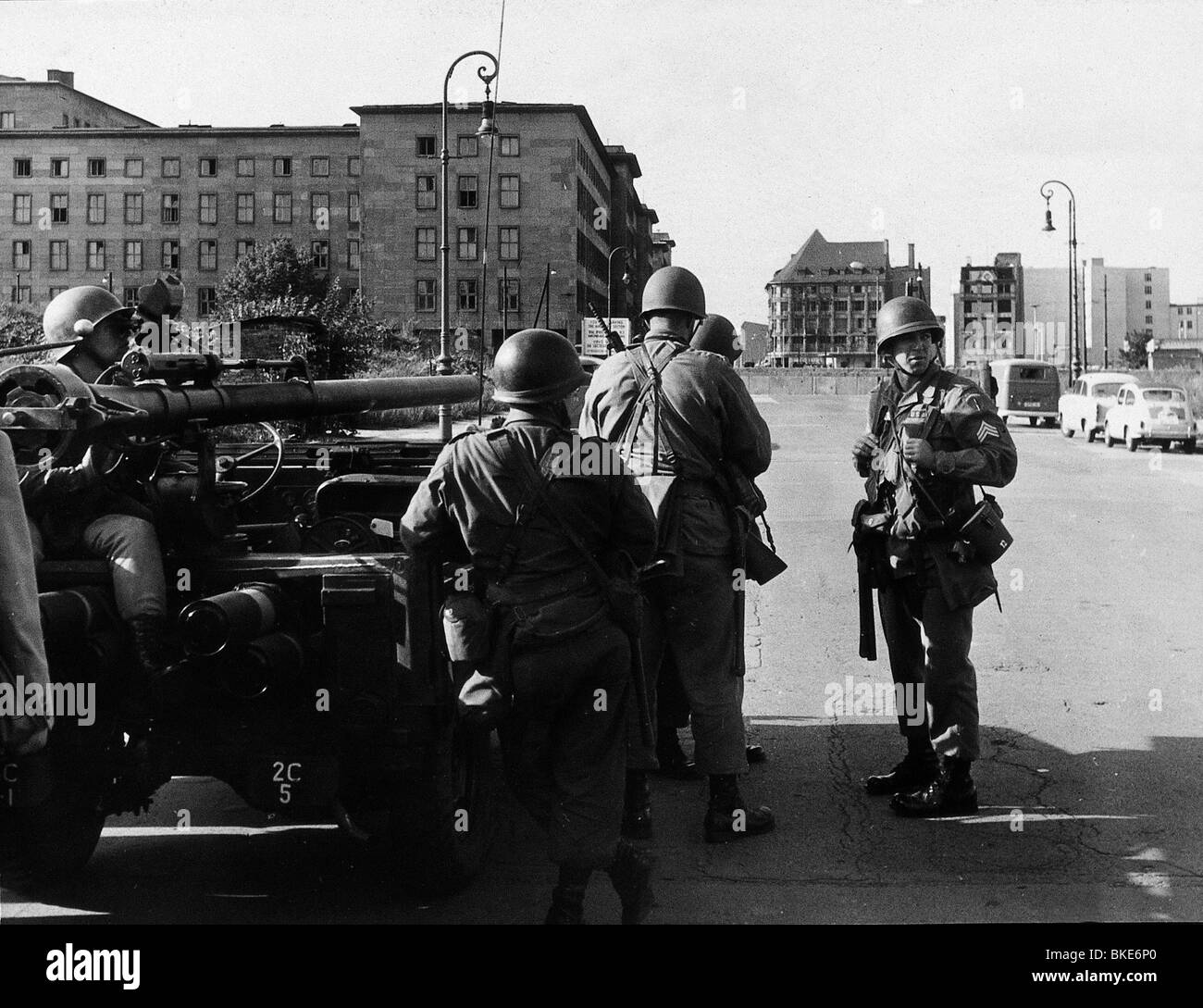 Germania, Berlino, costruzione del Muro, 16.8.1961, soldati statunitensi al confine tra i settori, pistola ricoillata su jeep, Foto Stock