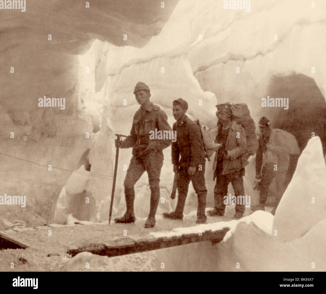 Eventi, prima guerra mondiale / prima guerra mondiale, fronte italiano, soldati austriaci in un ghiacciaio, Marmolada, Tirolo, 1916, Foto Stock