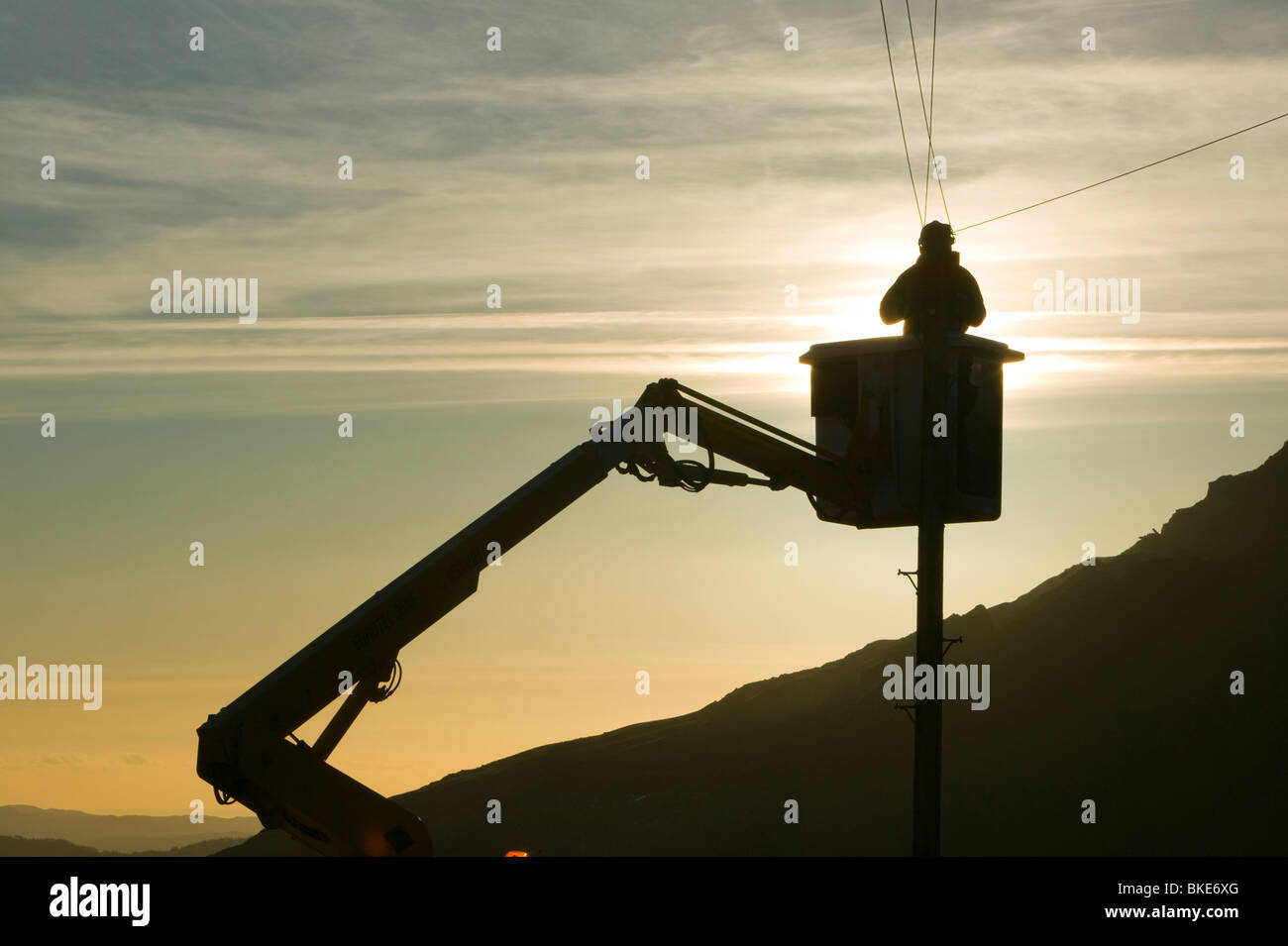 Un lavoratore BT fixs linee telefoniche Foto Stock