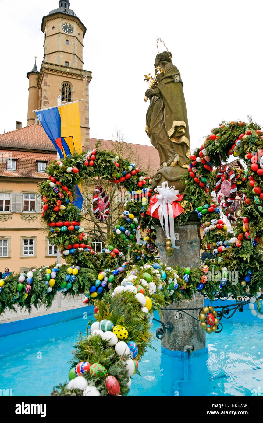La piazza del mercato fontana decorata per Pasqua, Volkach, vicino a Würzburg, bassa Franconia, Baviera, Germania. Foto Stock