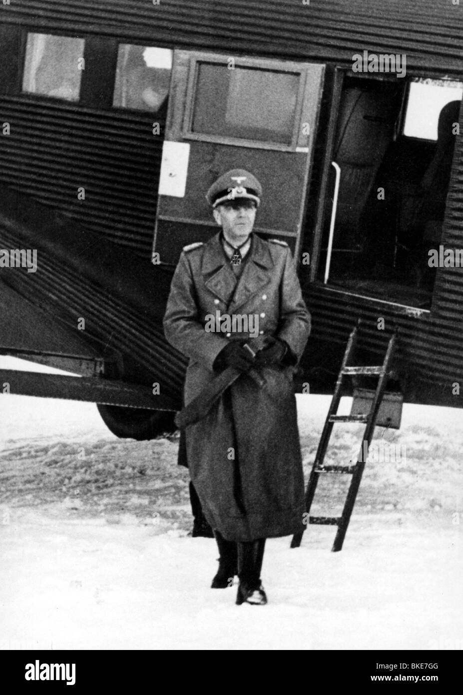 Paulus, Friedrich, 23.9.1890 - 1.2.1957, generale tedesco, comandante dell'esercito tedesco 6th, a tutta lunghezza, che ritorna a Stalingrado dopo un briefing, circa dicembre 1942, Foto Stock