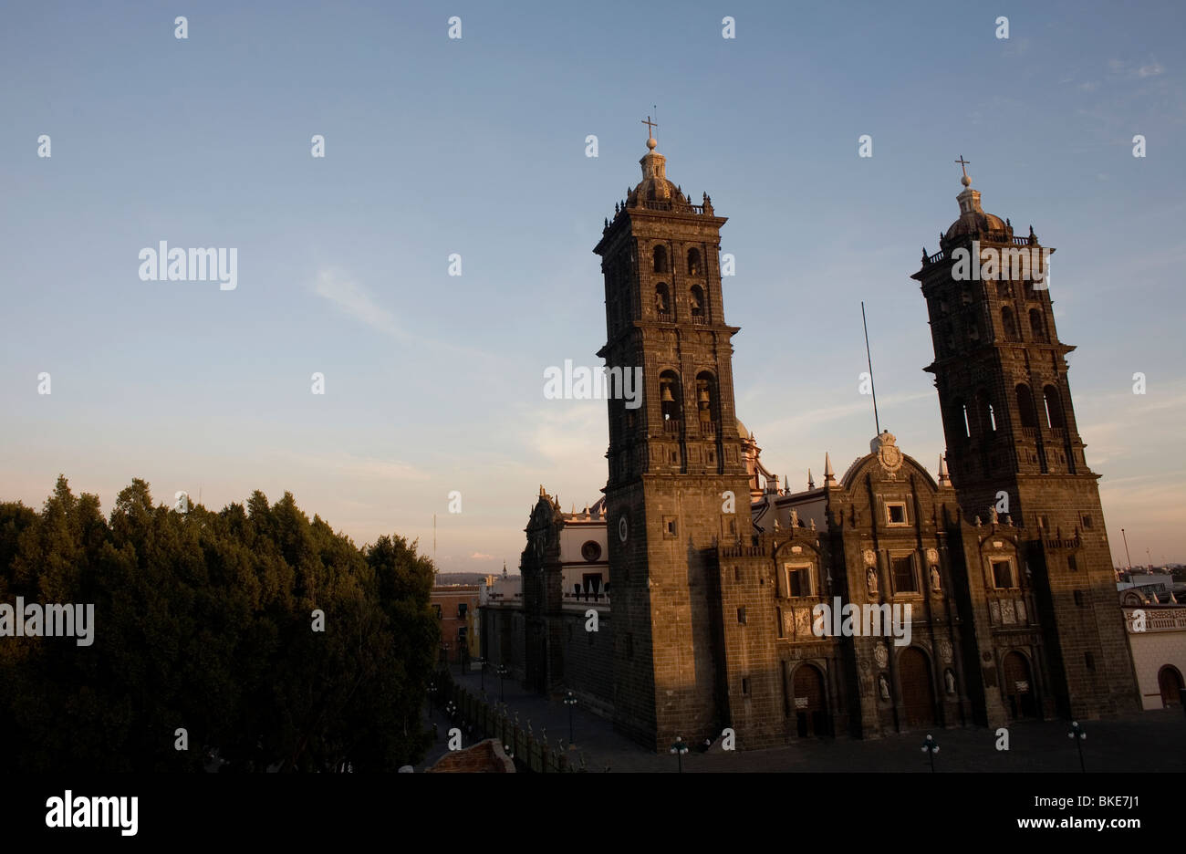 Il sole tramonta sopra la cattedrale di Puebla de Zaragoza, Messico Foto Stock
