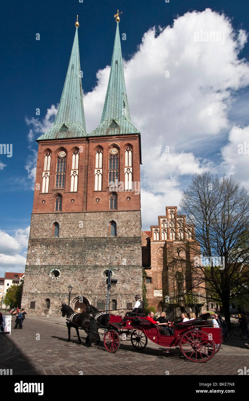 Il carrello nella parte anteriore del Nikolaikriche, chiesa di San Nicola , Berlino, centro Foto Stock