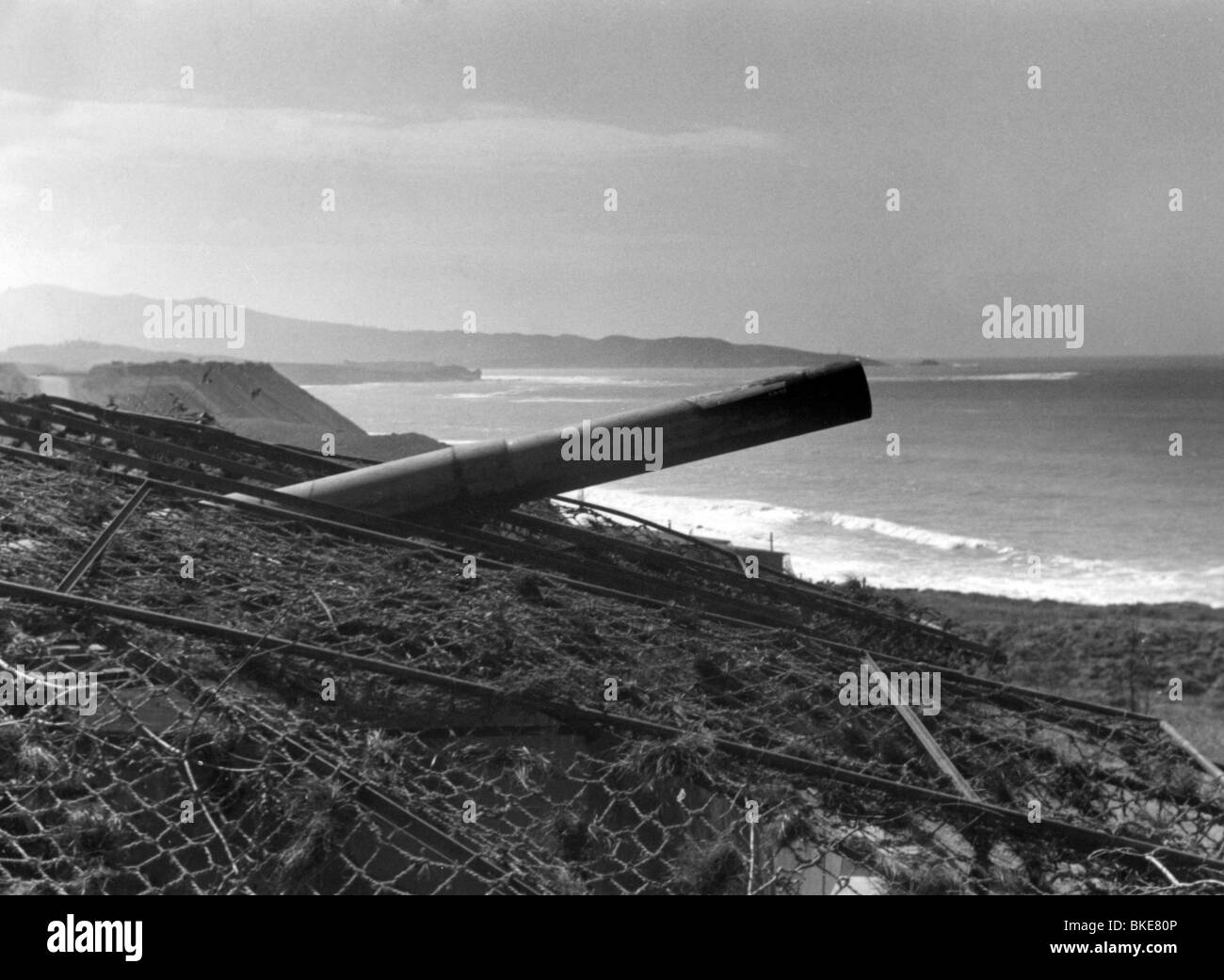 Eventi, Seconda guerra mondiale / seconda guerra mondiale, Francia, Atlantic Wall, camuffato tedesco pistola emplacement sulla costa occidentale francese vicino a Biarritz, 28.4.1943, Foto Stock