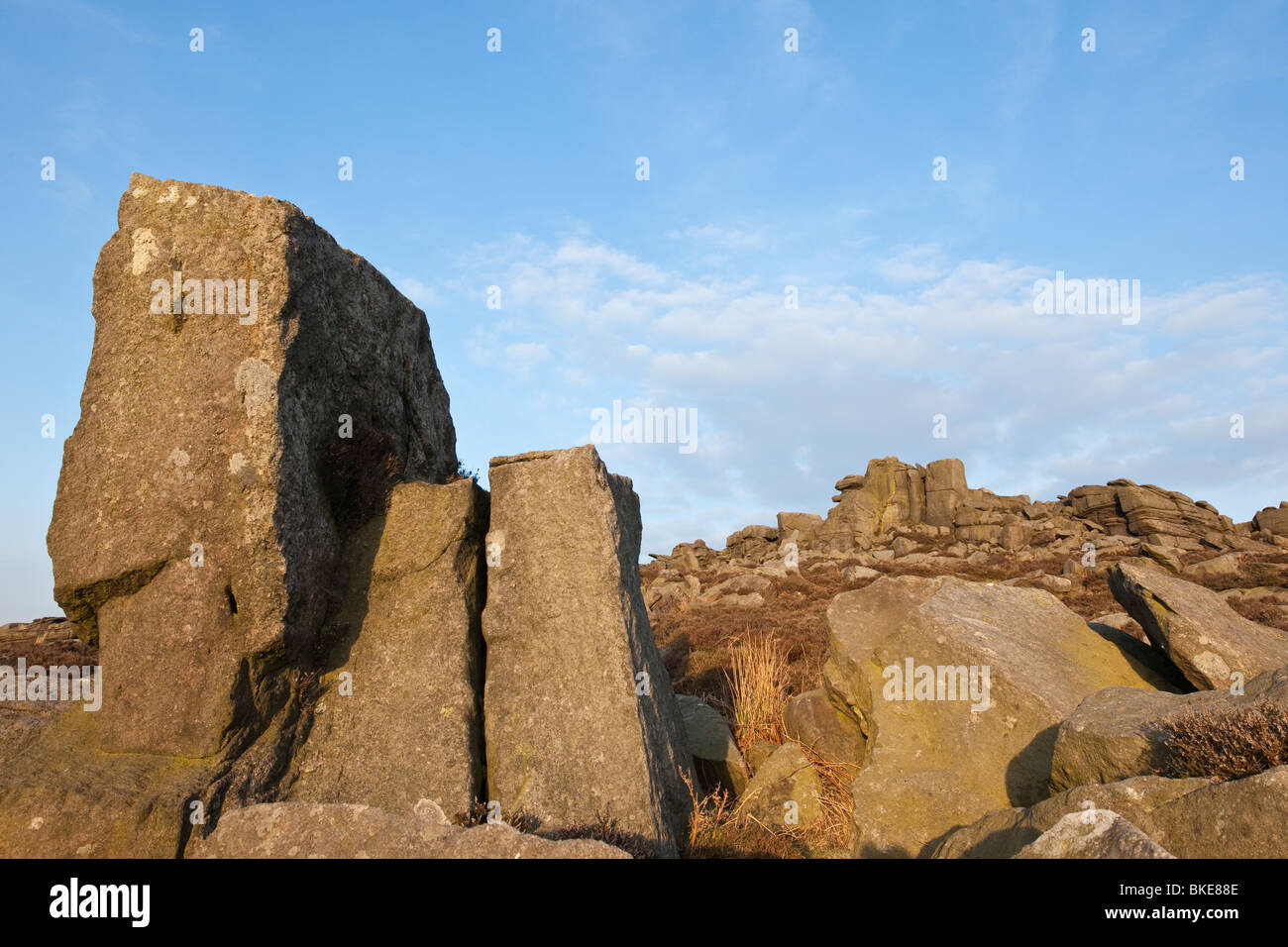 Cielo blu e le formazioni rocciose sotto oltre Owler tor Foto Stock