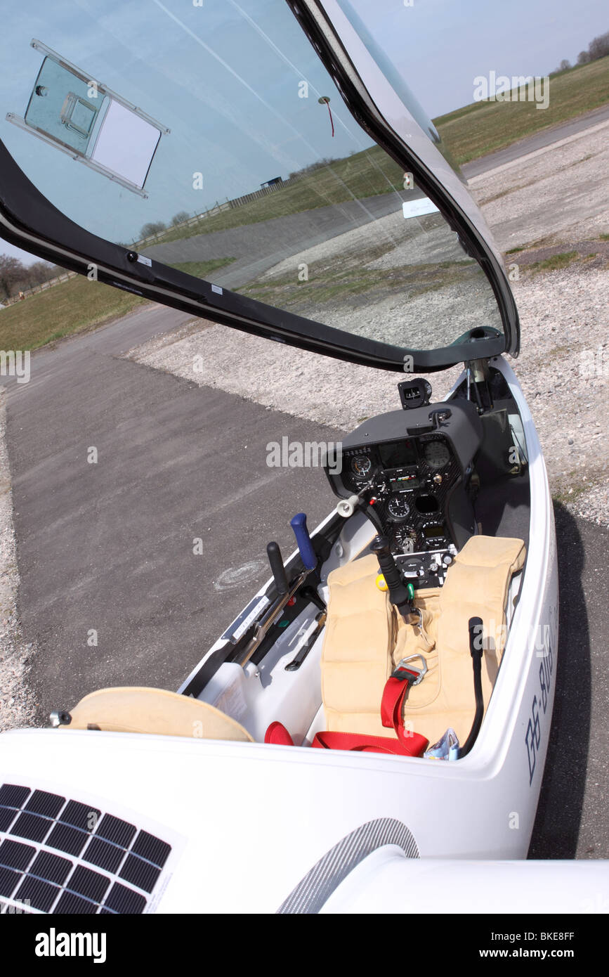 Cockpit di un moderno DG 808C Concorso parapendio ad alte prestazioni planeur con un pannello solare che carica di mantenimento della batteria Foto Stock