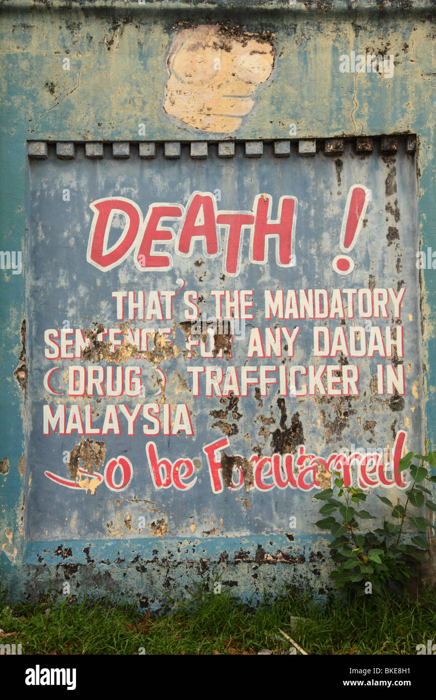 Lotta contro il traffico di droga segno sulle pareti della vecchia prigione di Hang Tuah stazione monorotaia, Kuala Lumpur, Malesia Foto Stock