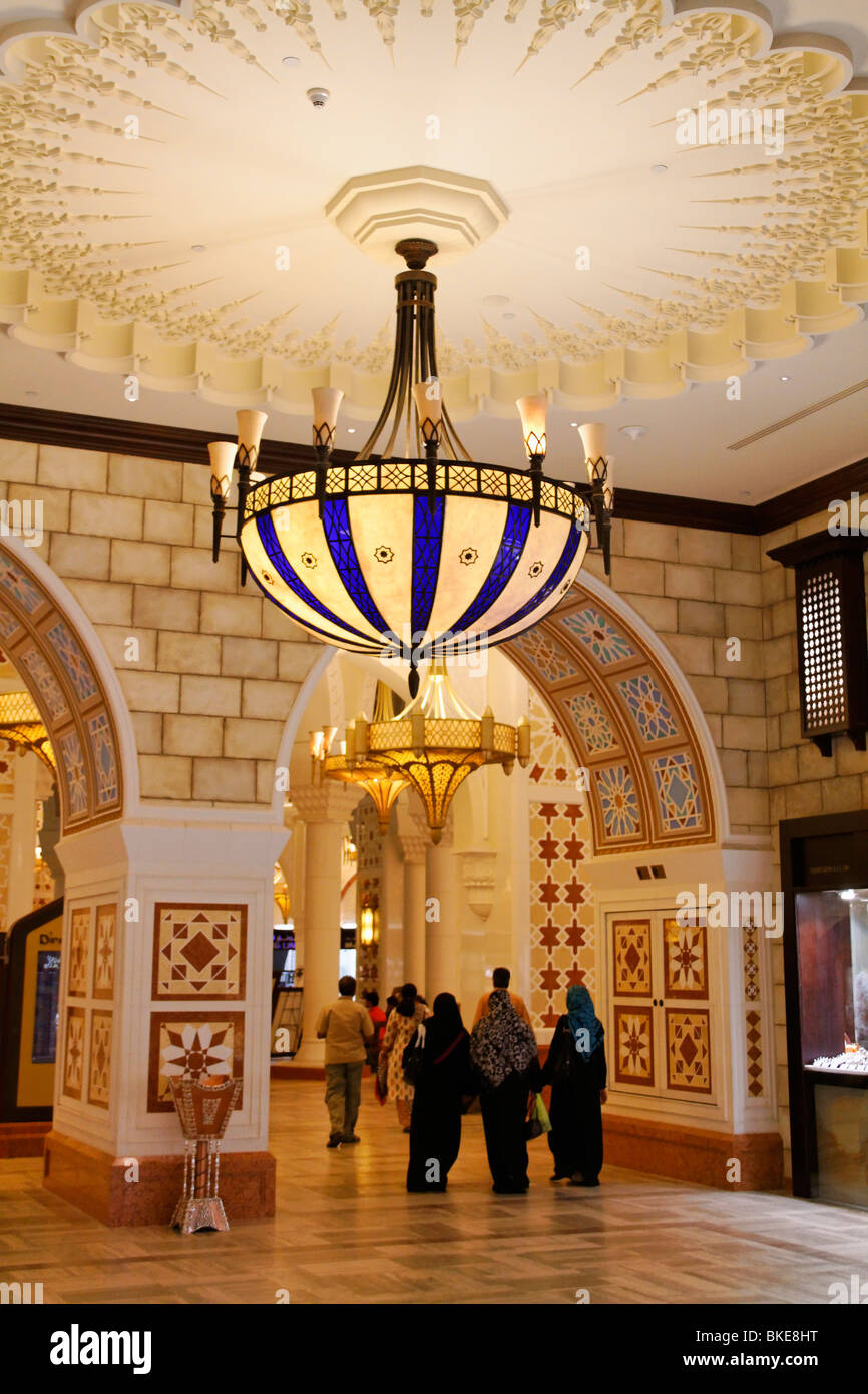 Arabian Court a Dubai Mall vicino a Burj Khalifa , centro commerciale più grande del mondo con più di 1200 negozi, Dubai, Emirati arabi uniti Foto Stock